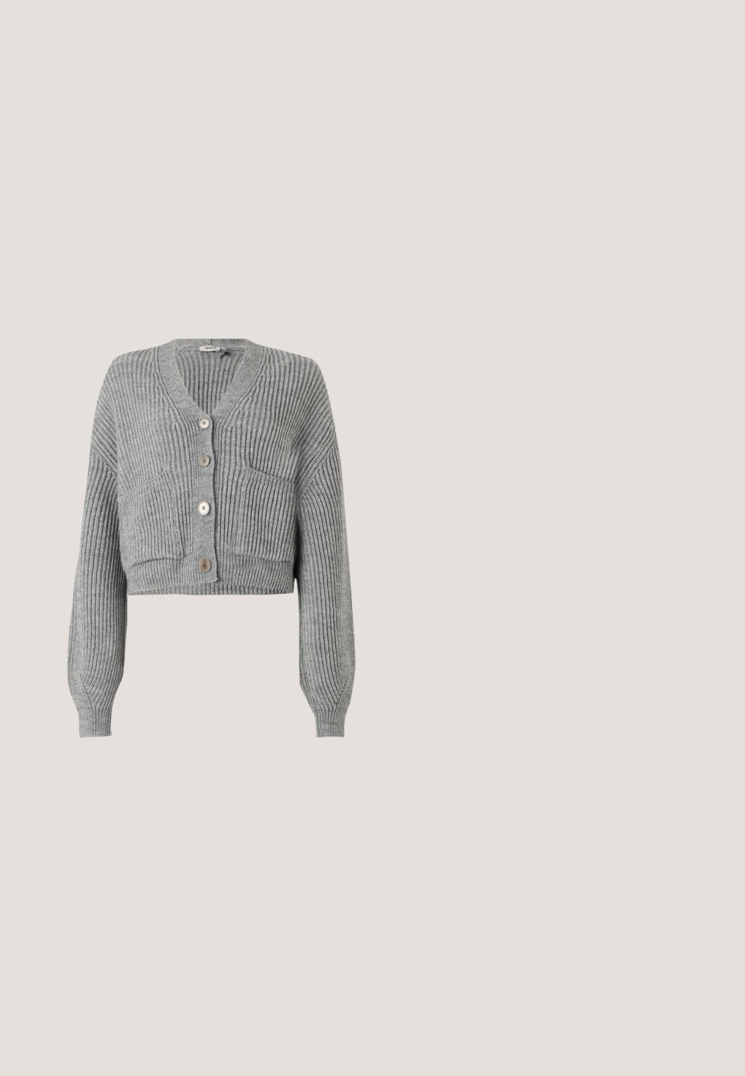 DRYKORN COOPIE - Strickjacke - grey; Graues Baumwoll-T-Shirt mit klassischem Rundhalsausschnitt, kurzen Ärmeln und glatter Textur, geeignet für legere Kleidung.; Hellgraue Hose mit weitem Bein, elastischem Bund und schwarzer Kordel, aus glattem Stoff, auf weißem Hintergrund dargestellt.; Schwarzer Lederknöchelstiefel mit spitz zulaufender Zehenpartie, Blockabsatz und kleinem goldenen Logo nahe der oberen Kante an der Außenseite.; Schwarze Lederhandtasche mit einem einzelnen Griff und einem Verschlussriemen mit silberner Schnalle vor weißem Hintergrund.; Lila Harz-Hoop-Ohrringe mit Akzenten aus silberfarbenem Metall. Kreisförmige Form mit glänzender Oberfläche, ausgestattet mit einem sicheren Scharnierverschluss.