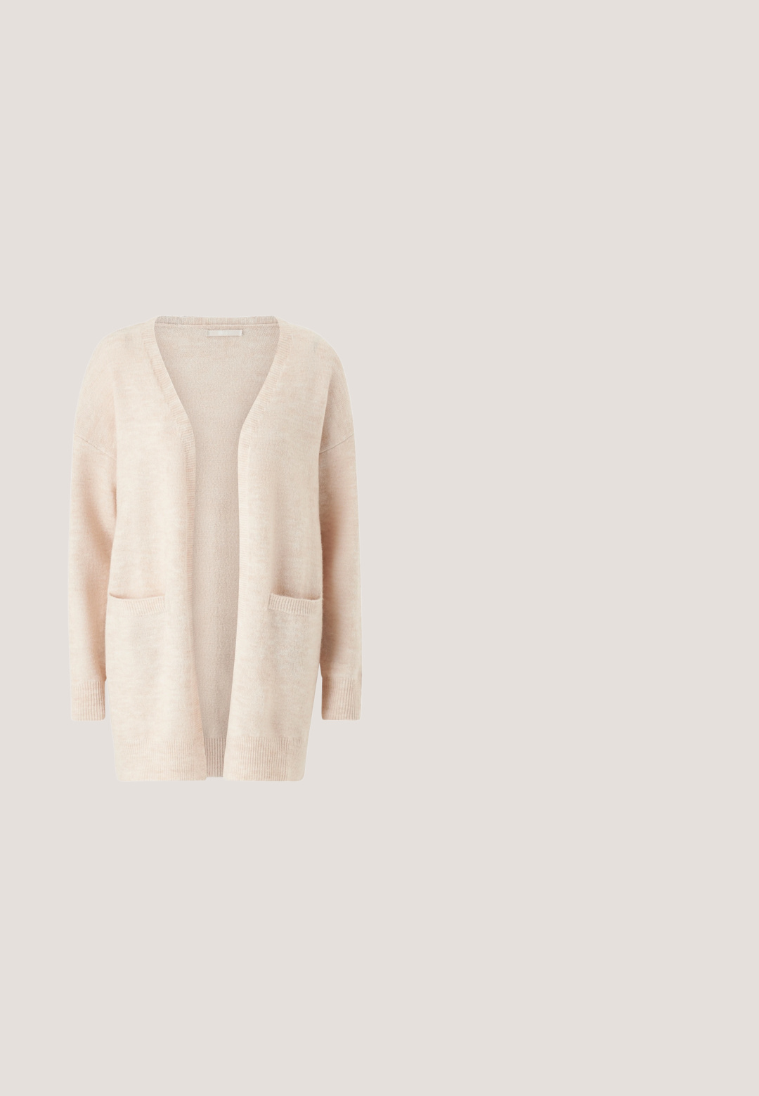 Lys pink cardigan lavet af blødt strikket stof, med en bred V-udskæring, åben front, lange ærmer og to forreste patch-lommer.; Hvid, langærmet skjorte med knapper, krave og brystlomme, vist fladt på en hvid baggrund.; Linnedbukser i lys beige med elastisk talje og snøre, der har en afslappet pasform og lige ben.; Beige ruskind espadrille flad med flettet jutesål og slip-on design, vist fra siden på en hvid baggrund.; Beige silkescarf med et gentaget abstrakt mønster, kantet med en kontrasterende lys farve. Designet er glat med en subtil glans.; Vævet stråtaske med bred bund, flettede håndtag og naturlig beige farve på ensfarvet hvid baggrund.