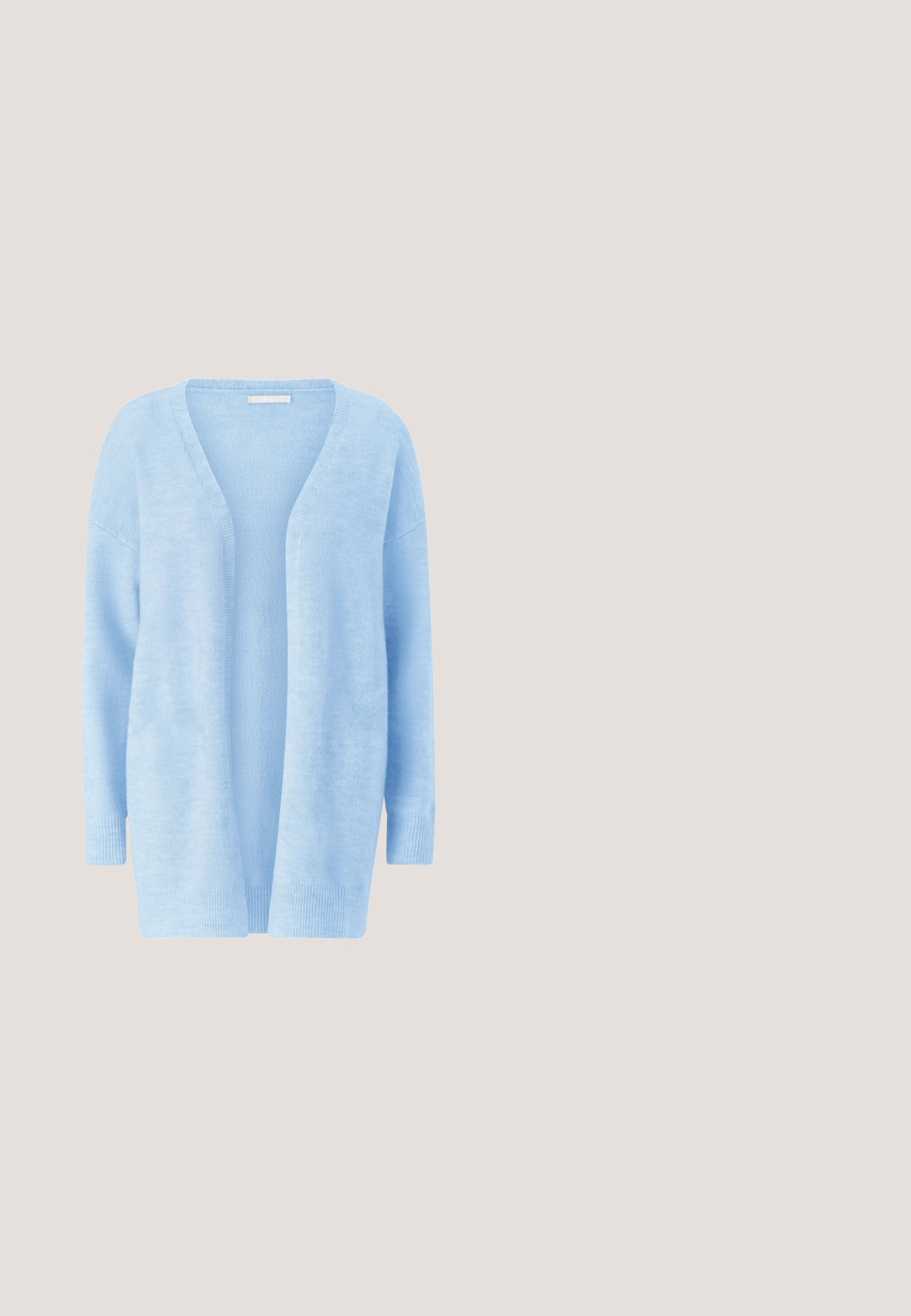 Hellblauer, offen getragener Cardigan mit langen Ärmeln und gerippten Bündchen sowie Saum, gefertigt aus weichem Strickstoff.; Helles blaues ärmelloses Oberteil mit quadratischem Ausschnitt, aus glattem Stoff gefertigt, mit einer taillierten Passform und einer minimalistischen Silhouette.; Hellblaue weit geschnittene Hose aus weichem Stoff, mit einem elastischen Bund und einem lockeren Schnitt, der bis zur Mitte der Wade reicht.; Hellblauer Veloursleder-Sneaker mit perforiertem Seitenpanel, Schnürung vorne, weißer Zwischensohle und Kautschuklaufsohle.; Hellgraue rechteckige Tragetasche mit zwei Schulterriemen, vorderer Reißverschlusstasche und obenliegendem Reißverschlussverschluss, aus strukturiertem Material.; Silberne Kettenhalskette mit einem herzförmigen Anhänger, der mit mehreren kleinen, runden, klaren Edelsteinen verziert ist, die eine strukturierte Oberfläche erzeugen.