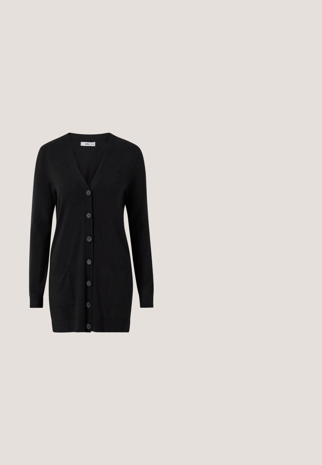 Zwarte cardigan met een V-hals, lange mouwen en zes voorknokjes. Voorzien van twee voorkanten zakken en geribbelde accenten bij de mouwen en de zoom.; Grijs Diesel T-shirt met korte mouwen met vervaagde afbeelding van eenhoorn, tekst en een patroon van kleine zwarte stippen aan de voorkant.; Brede jeans van donker denim, met een lichtere denim omslag. Het ontwerp omvat voorzakken en contrasterende stiksels.; Stevige zwarte en bruine leren en suède sneaker met dikke geribbelde zool en veters aan de voorkant, met het merk "Buffalo" op het zijpaneel.; Donkerbruine leren schoudertas in halve maan vorm met een gebogen band en zichtbare stiksels op een effen achtergrond.; Zilveren oorringen met hangende open stervormige bedels bezet met kleine fonkelende kristallen.