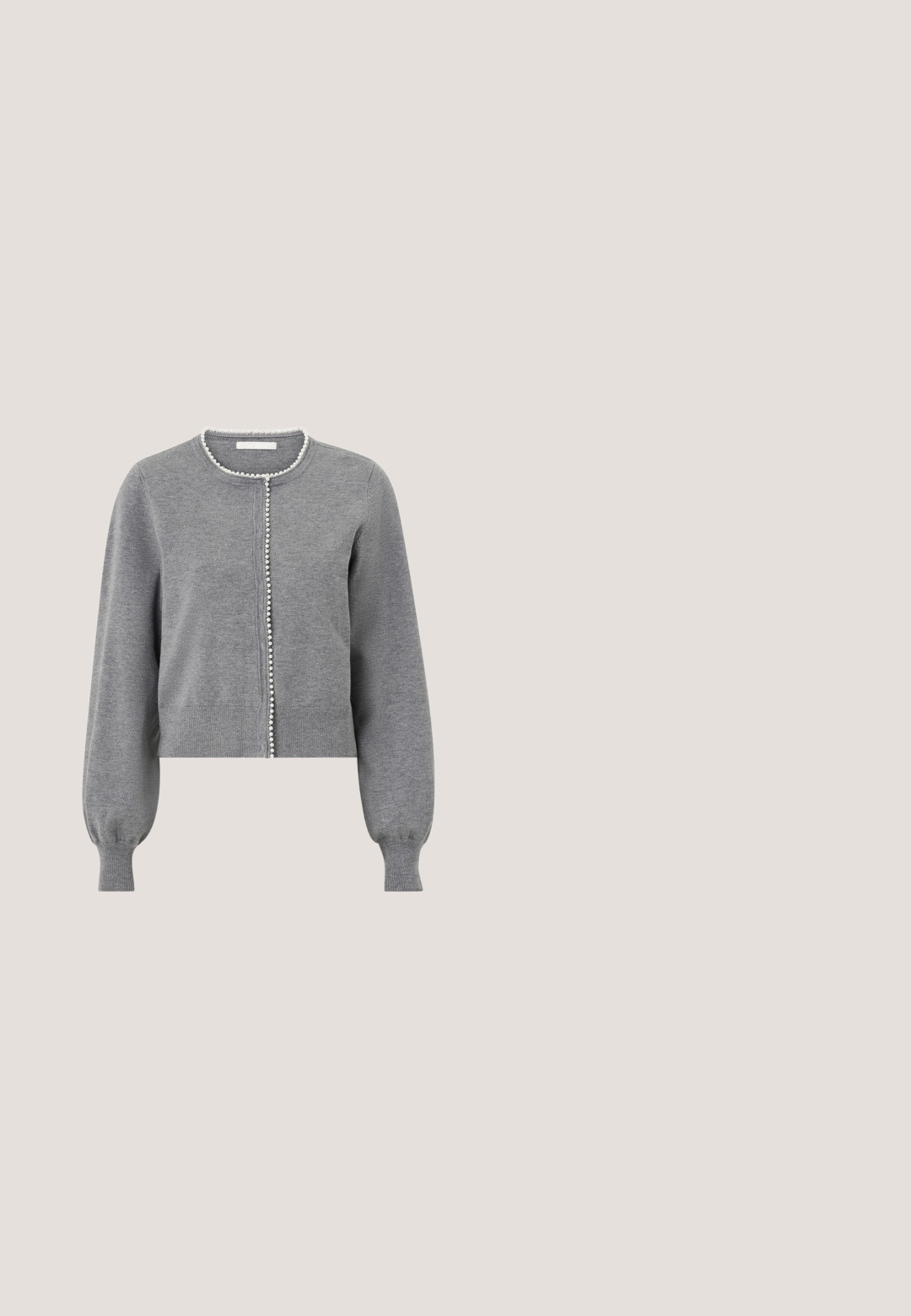 Grå cropped cardigan lavet af blødt strikstof, med rund halsudskæring, frontknaplukning med perle detaljer og pufærmer.; Sølvfarvet top med kortærmer og rund halsudskæring, belagt med paletter. Paletterne dækker hele overfladen, reflekterer lyset og skaber et tekstureret udseende.; Noisy May Rhinestone - Jeans Relaxed Fit - black denim; Spidsede højhælede sko i sølvglitter tekstil, med en slank hæl, sort indvendig og glat tekstur. Ideel til formelle anledninger.; Metallisk sølv clutch taske med en blød, samlet krop og en tynd skulderrem. Har en glat, skinnende overflade og rund form.; Øreringe i sølvfarve med små klare rhinsten, med et tekstureret, halvcirkelformet design og låsebeslag.