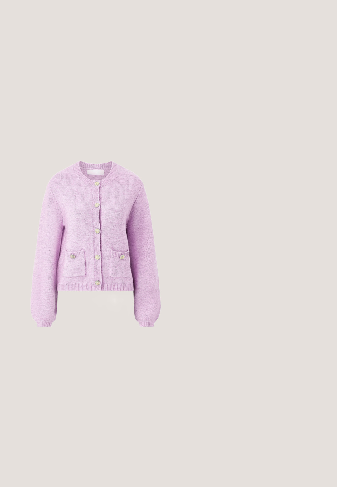 Ellos Collection STRICKJACKE MIT GOLDENEN KNÖPFEN. - Chaqueta de punto - fliederfarben; Blusa azul claro con escote en V y detalle de volantes en el frontal. Las mangas largas tienen puños elásticos, y la tela parece suave y ligera.; Falda larga plisada verde claro con tela fluida y cinturilla elástica, exhibida contra un fondo blanco.; Zapatillas con una parte superior de cuero blanco, acentos en azul claro, paneles de ante beige y una suela de goma texturizada en rosa; logo bordado en el costado.; Pañuelo de seda con borde azul, con estampados detallados de flores y motivos botánicos en tonos verdes, amarillos, rosas y blancos.; Bolso de mano de cuero azul claro con cierre rectangular dorado y correa de muñeca desmontable sobre fondo blanco.