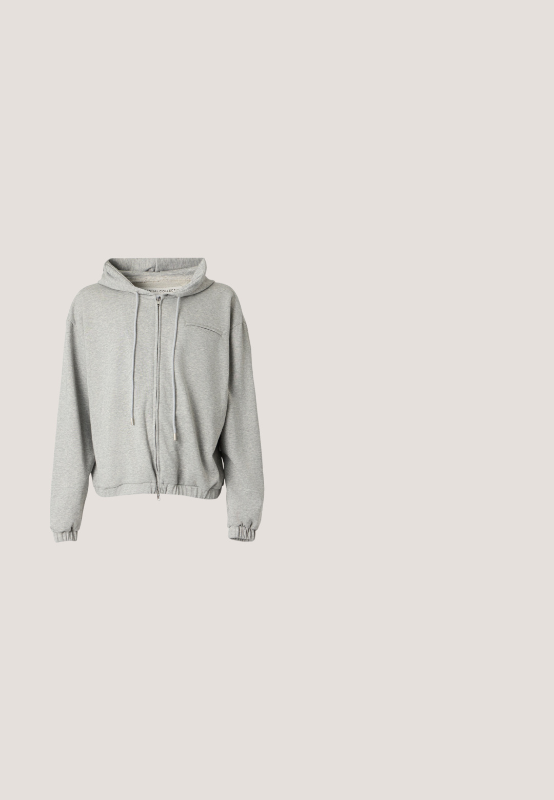 Lichtgrijze hoodie met ritssluiting, trekkoorden, elastische manchetten, een klein borstzakje en een geplooide tailleband, weergegeven op een witte achtergrond.; Zwart mouwloos gewatteerd vest met rechtopstaande kraag, een ritssluiting aan de voorkant en drie ritszakken.; Zwart t-shirt met korte mouwen en ronde hals met een wit label aan de binnenkant van de hals op een lichtgrijze achtergrond.; Lichtblauwe spijkerbroek met een rechte pijp, vijf zakken, subtiele vervaging en metalen accenten op de taille en zakken.; Witte leren sneaker met een textuur bovenkant, ronde neus, vlakke witte zool en tonale veters. Subtiele branding op de tong.; Zwarte rechthoekige crossbodytas met voorvak met rits, verstelbare schouderriem en klein metalen logo bovenaan in het midden.