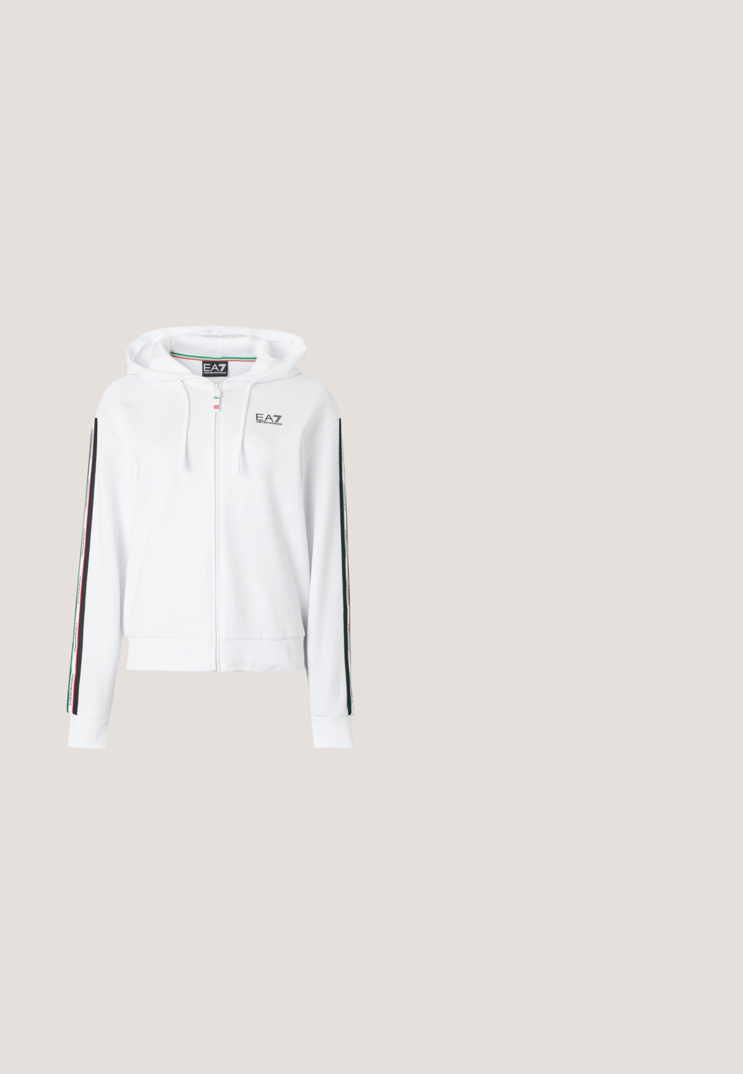Hvid zip-up hættetrøje lavet af blødt stof, med et logo på brystet og stribede accenter i grøn, rød og sort langs ærmerne.; Hvid bomulds t-shirt med rund udskæring og korte ærmer. Har teksten "EA7 EMPORIO ARMANI" i sort på tværs af brystet.; Beige flagrende jeans lavet af blødt bomuld. Har et klassisk fem-lomme-design, knaplukning og pæne syninger langs kanterne.; Brun mønstret sneakers med hvide snørebånd, der svæver over et træklods og stenlagt jord, med grønne blade og en betonvæg i baggrunden.; Lille skuldertaske i off-white læder med buet form og bredt hvidt bånd med teksten "ARMANI EXCHANGE" lagt foran.; Sølv hoops øreringe med en poleret overflade og DKNY branding, præsenteret mod en simpel hvid baggrund.