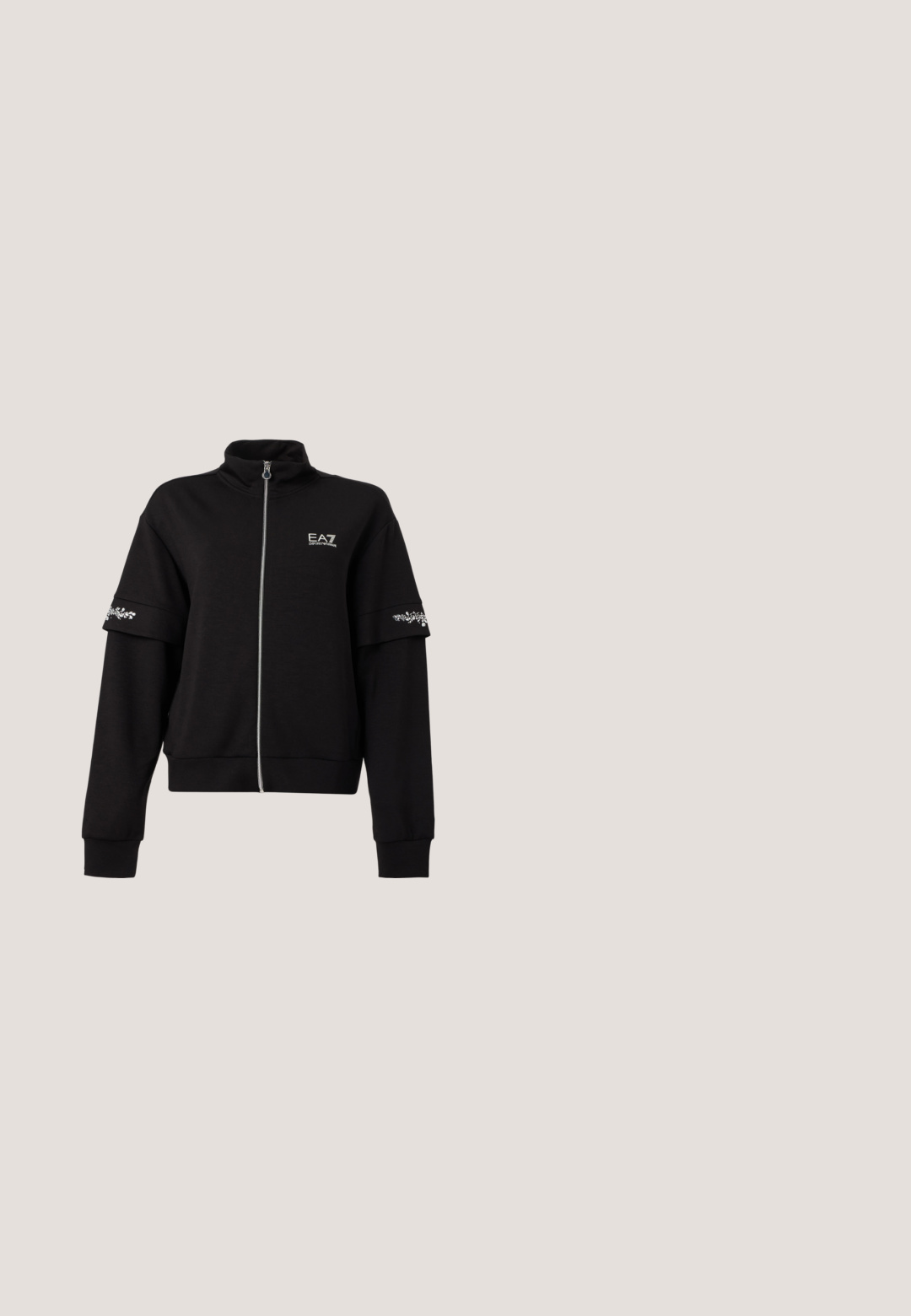 Sort lynlåstrøje med høj krave, lange ærmer, hvidt EA7-logo på brystet og hvide blomsterprintbånd på overarmene.; Hvid bomulds T-shirt med rund halsudskæring, prydet med et logo i gyldent rhinestones "EA7 EMPORIO ARMANI" centreret på forsiden.; Sorte atletiske bukser med en tætsiddende silhuet, elastisk talje og sidelommer med en diskret logo-detalje på venstre ben.; Sorte atletiske sko med en kombination af matte og blanke teksturer, rund tå, polstret krave og tekstureret gummi ydersål.; Sort læder bælte taske fra Armani Exchange med guld lynlås og logo, justerbar rem med gulddetalje for enden, på hvid baggrund.;  Sorte harpiks hoops øreringe med en skinnende overflade og silvertone hardware detaljer. Cirkulær form med en udskæring og stift-bagside lukning.