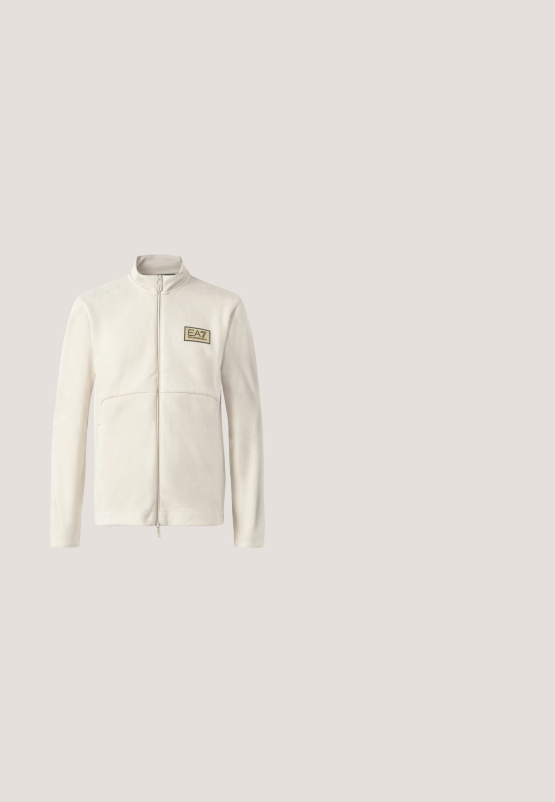 Chaqueta de forro polar beige claro con cremallera y cuello alto, que presenta un pequeño logo negro y dorado de EA7 en el pecho y dos bolsillos frontales.; Camiseta blanca de algodón con escote redondo y mangas cortas, con un logo dorado de EA7 Emporio Armani impreso en el frente.; Pantalones cortos beige hechos de una tela suave con paneles laterales de malla negra. Cintura elástica y piernas de corte recto. Textura suave y diseño minimalista.; Zapatilla baja en blanco y beige con cordones, suela negra y la marca "Armani Exchange" en el lateral y la suela.; Gafas de sol rectangulares con tintado marrón claro y montura de plástico beige transparente, apoyadas sobre una superficie blanca.; Bolso crossbody negro de textura con patrón geométrico en relieve y correa ajustable que presenta el logotipo de la marca.