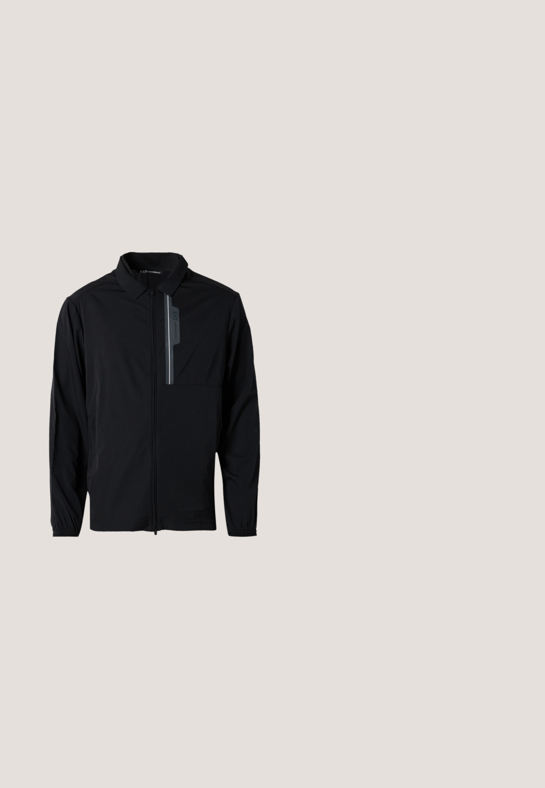 Sort letvægtsjakke med lynlås fortil, krave, elastiske manchetter og en brystlomme med et reflekterende element. Glat tekstur og afslappet design.; Sort ærmeløs vest med høj krave, lynlås foran, to lynlåslommer og en kombination af glat og tekstureret stof.; Hvid bomulds polo skjorte med en to-knaps placket, sorte krave- og ærmestrimler, med EA7-logoet på venstre bryst.; Sorte elastiske sweatpants med taperede ben og et lille hvidt logo på den øverste venstre lår.; Hvide atletik sko med mesh og syntetisk overdel, rund tå, polstret krave og en tekstureret sål med mærkedetaljer.; Sorte rektangulære solbriller med mørke linser, mat finish og diskret branding på stængerne. Rammen har et robust design.