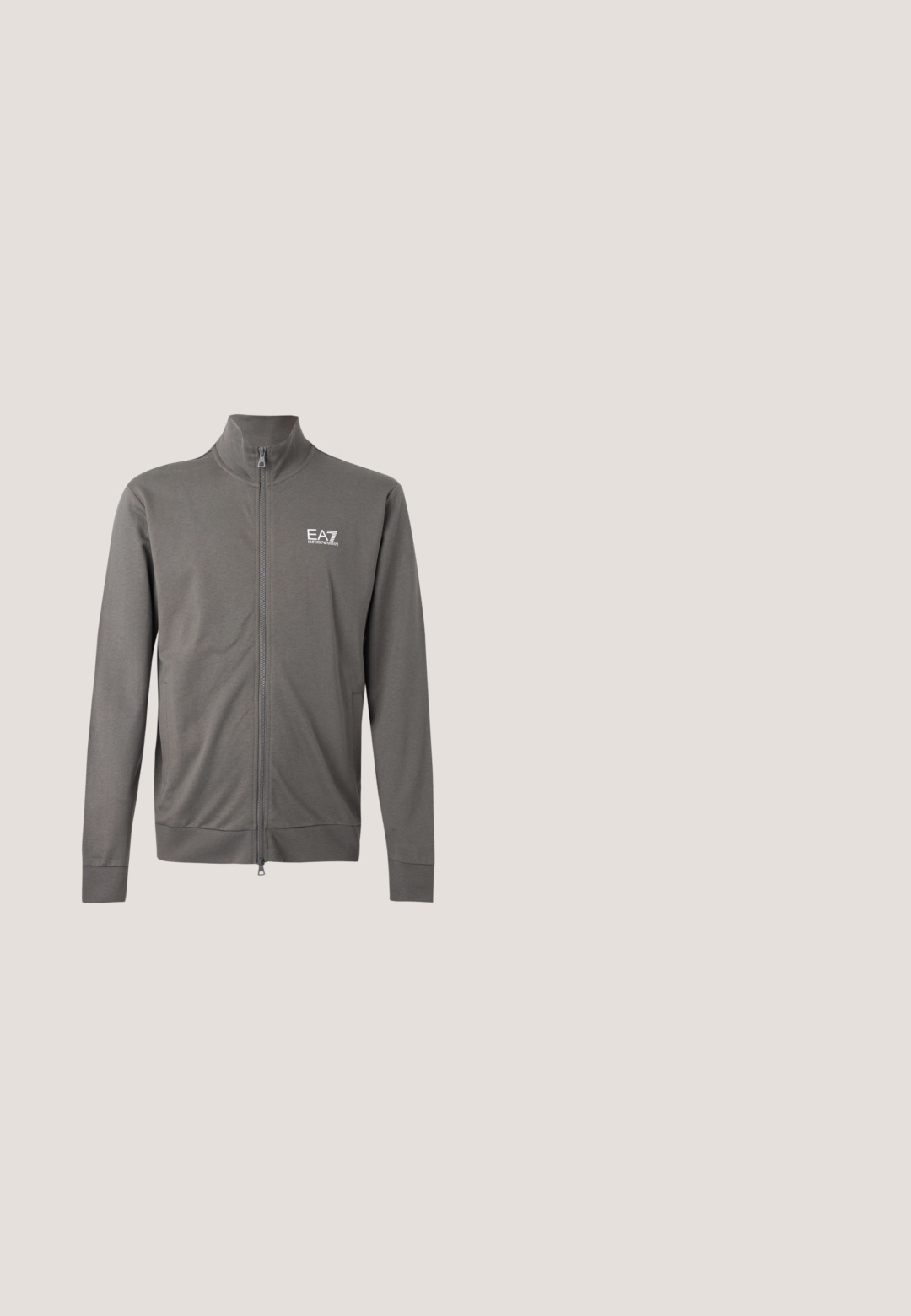 Veste zippée grise EA7 Emporio Armani à manches longues et col montant, présentée sur un fond uni.; Doudoune sans manches gris clair avec fermeture éclair à l'avant et col montant, avec le logo EA7 Emporio Armani sur la poitrine gauche.; T-shirt blanc à manches courtes avec col rond, logo en relief ton sur ton discret sur la poitrine et étiquette de marque noire à l'intérieur du col.; Shorts décontractés gris avec taille élastique et cordons, poches avant et ourlet droit sur fond blanc.; Emporio Armani Baskets basses - off white; Sac à épaule beige décontracté en tissu, avec une bandoulière noire portant un logo, des compartiments zippés et un subtil emblème à l'avant.