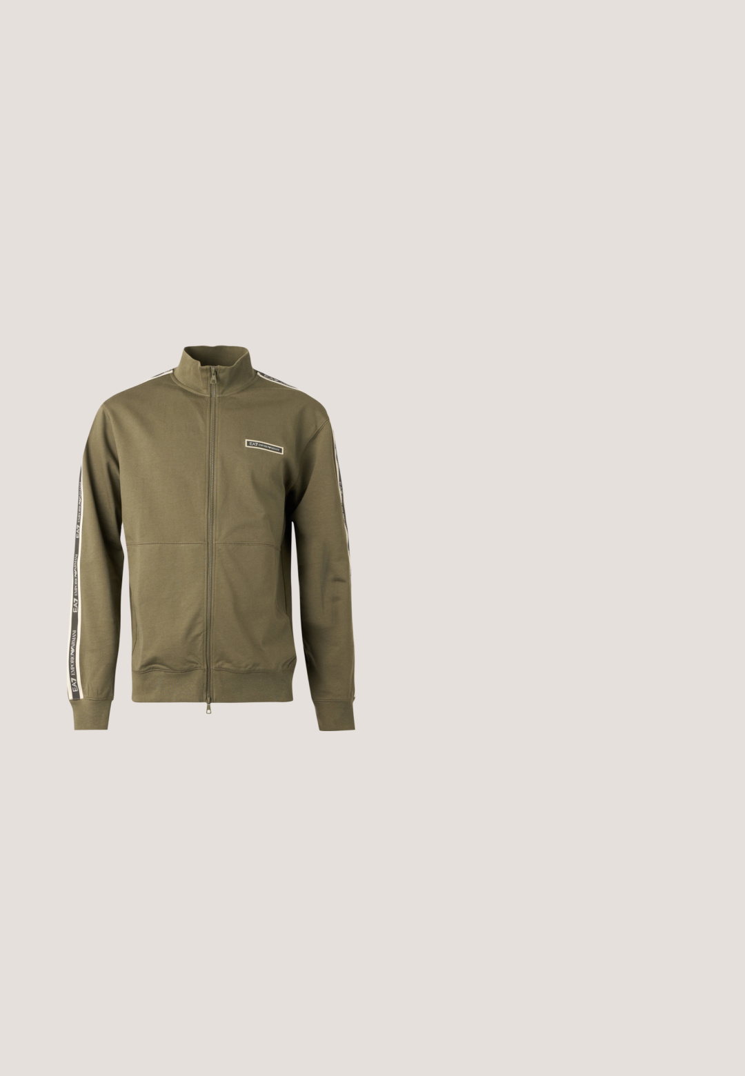 Chaqueta con cremallera verde oliva con cuello alto y cinta con logo a lo largo de las mangas y el pecho que dice EA7 Emporio Armani.; Camiseta de algodón negra de manga corta, con un logo dorado impreso de "EA7 EMPORIO ARMANI" en la parte frontal. Diseño simple, cuello redondo.; Pantalones jogger verde oliva con cintura y puños elásticos, con texto vertical blanco en la pierna derecha.; Zapatillas deportivas verdes con paneles de malla, acentos negros, cordones y una suela de goma texturizada. Presenta una marca en el costado y una pestaña para tirar.; Gafas de sol de plástico verde con montura rectangular, lentes marrones con degradado y una sutil marca en las patillas. Superficie texturizada en la montura.; Bolso de hombro negro de nailon con una correa de contraste, forma rectangular elegante, detalle del logo y un bolsillo con cremallera en la parte frontal.