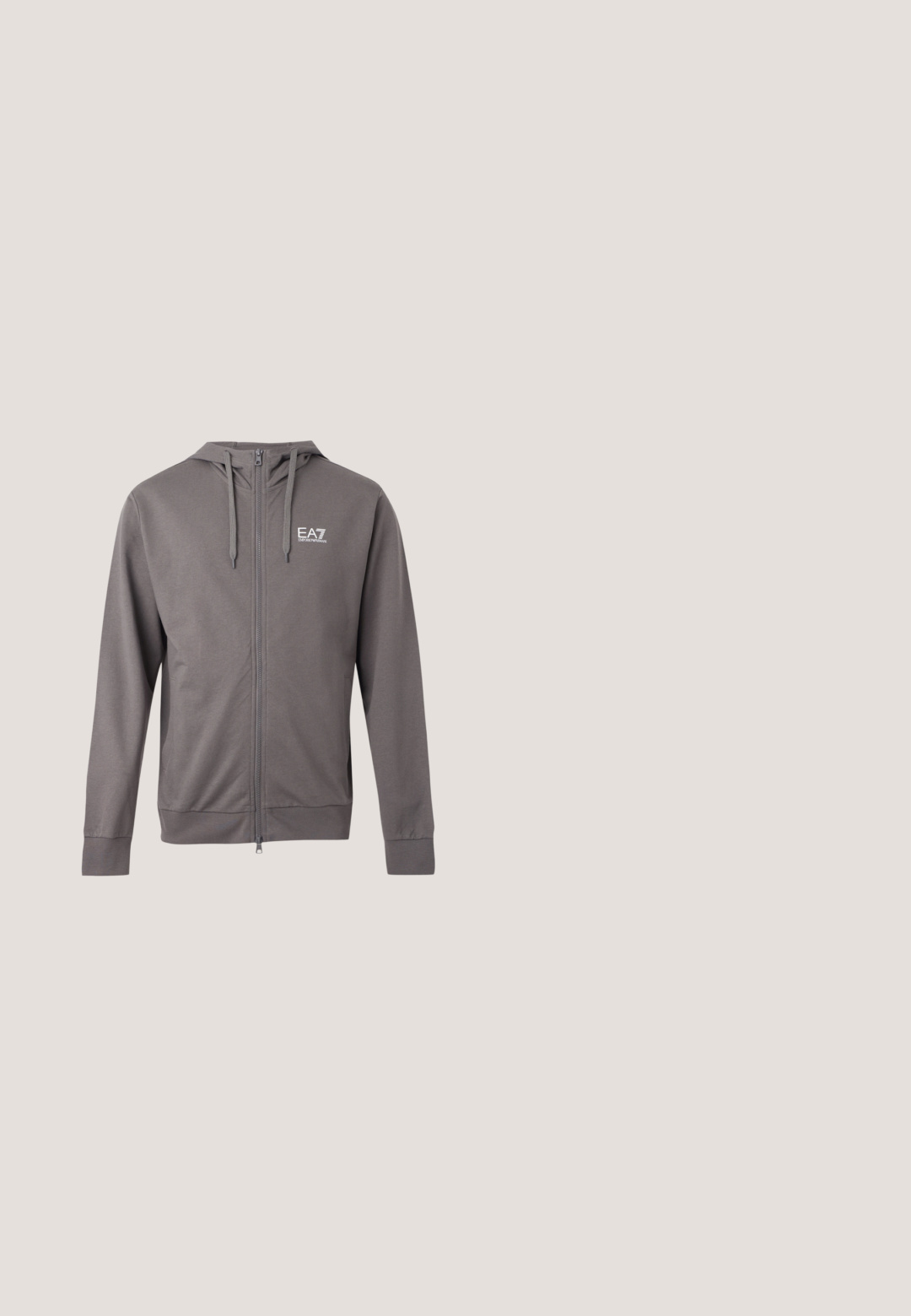 Grå hættetrøje med lynlås, snore og hvidt EA7 Emporio Armani-logo på venstre bryst, vist på en ensfarvet lys baggrund.; Ærmeløs sort quiltet vest med høj krave, lynlås foran og to lynlåslommer på siden.; Hvid ærmeløs t-shirt med lille sort vinklet logo på venstre bryst og rund halsudskæring.; Sorte badeshorts lavet af struktureret stof, med elastisk talje med snor og et lille logo på siden.; Hvide lædersneakers med struktureret overdel, rund tå, flad hvid sål og tonede snørebånd. Subtil branding på tungen.; Sorte nylon skuldertaske med en kontrasterende rem, slank rektangulær form, logo detaljer og en lynlåslomme på forsiden.