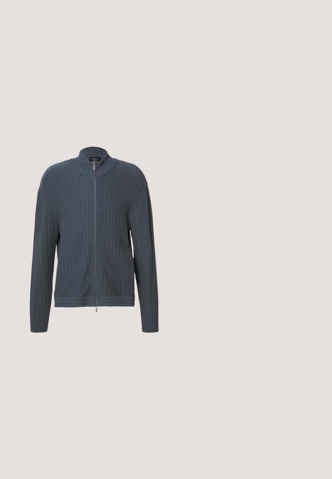 Emporio Armani CARDIGAN - Kardigan - woodland gray; Heleroheline varrukateta tikitud vest, millel on snap-nööbid ja geomeetriline ševroon-õmblusmuster, silt nähtav kaela siseküljel.; Pika varrukaga ümar kaelusega särgi, millel on peened horisontaalsed mustad ja valged triibud, näidatud lahtisel heledal taustal.; Tumedat hallid sametpüksid elastse vöökohaga ja nööriga, sirge säärega lõige, nähtavate taskuteta, valgel taustal.; Madala lõualuuga toss mustade krokodillinaha tekstuuriga paneelidega, oliivirohelise seemisnahast äärisega, valgete paelte, beeži keelega ja valge tallaga.; Hallid läbipaistvad prillid roheliste läätsedega, ümar kuju ja stiilsete templitega, millel on graveeritud brändi detailid.