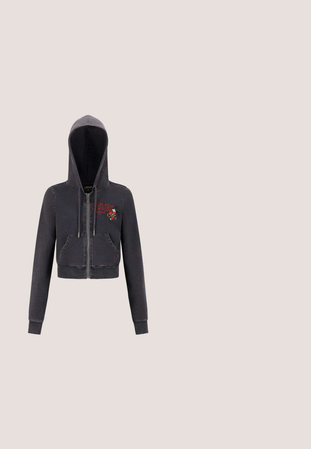 Zwarte cropped zip-up hoodie met voorkruiszakken, trekkoorden en rode geborduurde tekst en hartontwerp op de linkerkant van de borst.; Marineblauwe tanktop met een ronde hals, voorzien van een zilveren strass tekstontwerp en accenten. Gemaakt van rekbare, zachte stof.; Donkerblauwe spijkerbroek met een losse pasvorm, versierd met zilveren rhinestones die de tekst "Ed Hardy" vormen langs het linkerbeen.; Donkerblauwe high-top sneaker met denimtextuur en een stevige witte rubberen zool. Voorzien van zwarte veters en een hak benadrukt met een logo.; Donkerblauwe denim schoudertas met bloemapplicaties, zijritszakken, centrale gespsluiting en korte handgreep.; Dubbele ketting met één rij kleine witte parels en één zilveren ketting met stervormige en ovaalvormige dubbele-D bedelhangertjes.