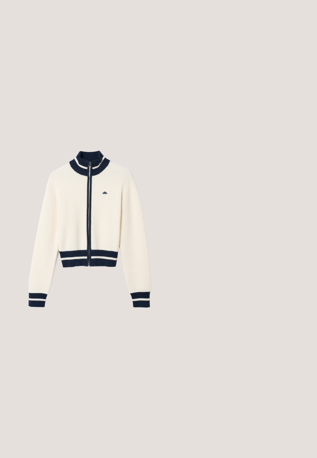 Rippstrick-zipperjacke in Creme mit marineblauen Akzenten, mit hohem Kragen, kontrastierenden gestreiften Bündchen und einem kleinen Emblem auf der Brust.; Grüne Kurzarm-T-Shirt aus weichem Stoff mit Rundhalsausschnitt und dezentem Logo-Detail auf der Vorderseite.; Grüne lässige Shorts mit elastischem Bund, Seitentaschen und dezentem Logo am rechten Oberschenkel.; Weiße Sneaker mit einem Obermaterial aus glattem Leder und grauen Wildlederakzenten. Rundspitze, flache Gummisohle und Markenlogo an der Seite und an der Ferse.; Schultertasche aus schwarzem Stoff mit floralen Muster, mit gepolstertem Griff, Reißverschluss und einem kleinen Logopatch auf der Vorderseite.; Silberarmband mit Kettendesign und einem herzförmigen Anhänger. Das Herz ist offen und hebt seine elegante, moderne Form hervor.
