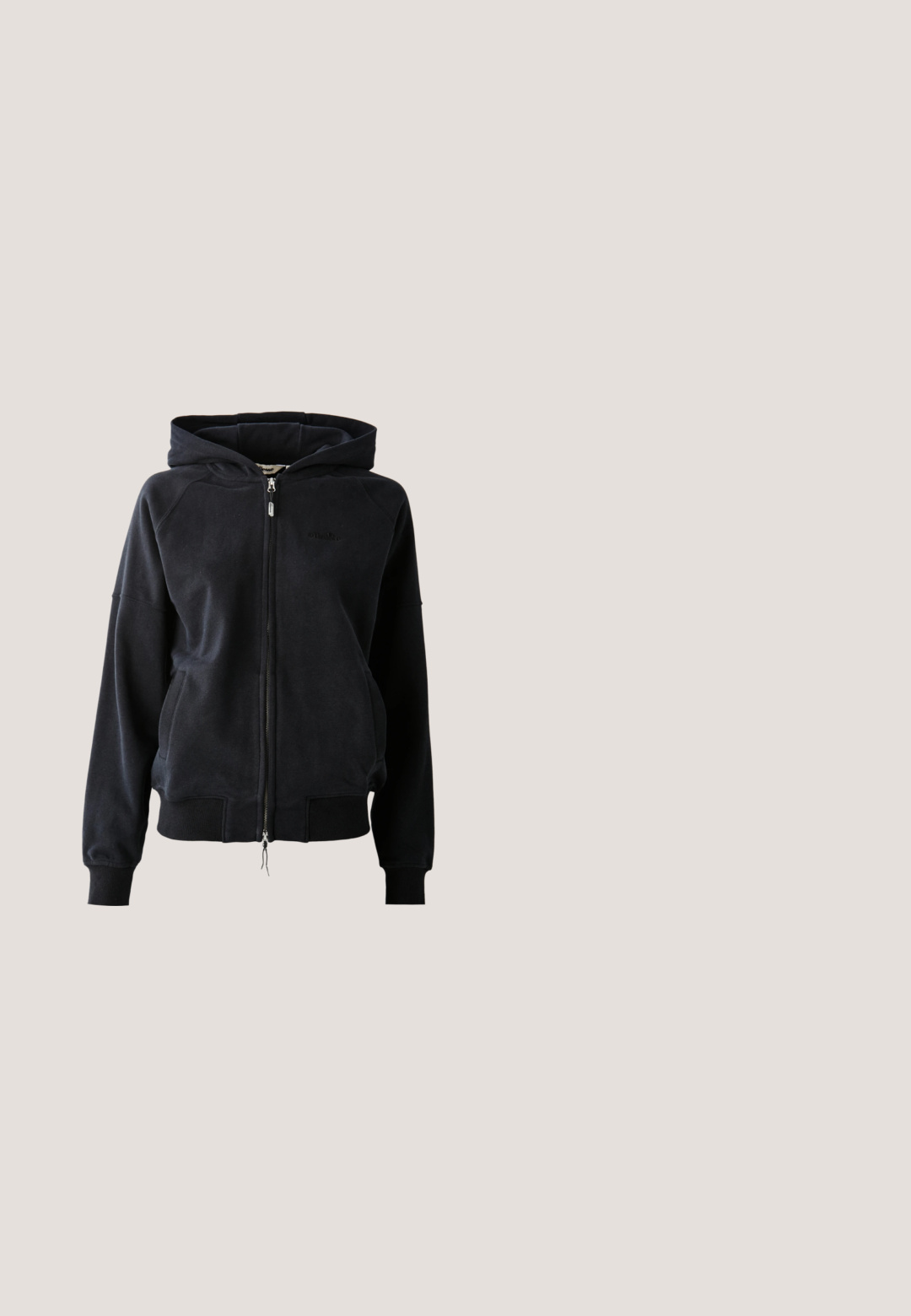Schwarze Zip-Hoodie aus weichem Material mit Kapuze und Kordelzug, gerippten Bündchen und Saum, einem Logo auf der Brust und zwei Fronttaschen.; Schwarzes Langarm-Crop-Top aus Rippstoff mit Rundhalsausschnitt; verfügt über ein zentriertes weißes Adidas-Logo auf der Brust.; Schwarze Sporthosen aus weichem Material mit weißen und gelben vertikalen Streifen an den Seiten und einem Kordelzugbund.; Schwarzer Sneaker mit niedrigem Profil und dezentem Blumenmuster, schwarzen Schnürsenkeln, grünem Fersenband und goldenem Logo auf Zunge und Ferse.; Dunkelgraue Schultertasche aus strukturiertem Stoff, mit Reißverschluss und einem aufgestickten Logo auf der Vorderseite. Langer, geschwungener Schulterriemen.; Zwei Paare silberner Creolen mit einer leicht gehämmerten Textur auf weißem Hintergrund.