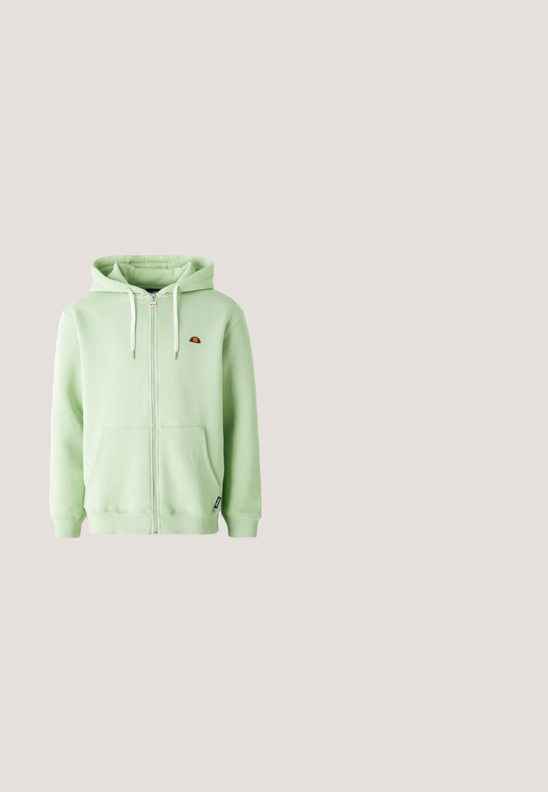 Sudadera con cremallera de color verde claro hecha de algodón, con un bolsillo tipo canguro, capucha con cordón y un pequeño logo bordado en el pecho.; Camiseta de algodón verde claro con cuello redondo, mangas cortas y un pequeño logotipo bordado en rojo y amarillo en el pecho.; Pantalones de chándal verde claro, hechos de algodón suave, con cintura elástica y cordón, piernas ajustadas y puños gather.; Zapatilla Nike P-6000 blanca y gris con swoosh negro, paneles de malla y suela texturizada, mostrada de perfil sobre un fondo neutro.; Arnette CATFISH - Gafas de sol - metallic silver; Collar de plata que presenta dos manos entrelazadas, suspendido de una fina cadena con una textura suave.