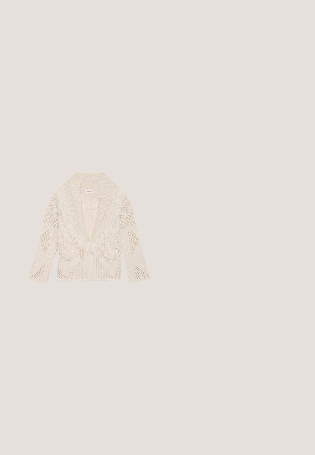 Elfenbensfarvet strikket cardigan med frynset krave, åben frontdesign og teksturerede mønstre med diamant- og netdetaljer.; Blomsterkjole med sort bund, design med én skulder, rynket tekstur, livlige farver i blomster mønstre og gulvlængde silhuet.; Brun læder ankelstøvle med et afslappet design, der har en subtil tekstur, rund tå og en flad sål med en lille logo-detalje på hælen.; Silseskørt bundet som en sløjfe med farverige geometriske, blomstertegn og teksten "kate spade NEW YORK" i den ene ende.; Vævet stråhåndtaske med stor mørk træperlehåndtag, blomstrede hæklet dekorationer, pomponer, rhinsten og en guldkæde.; Flettet læderbælte i rødbrun med en sølv rund spænde. Har en glat overflade og et detaljeret vævet design.