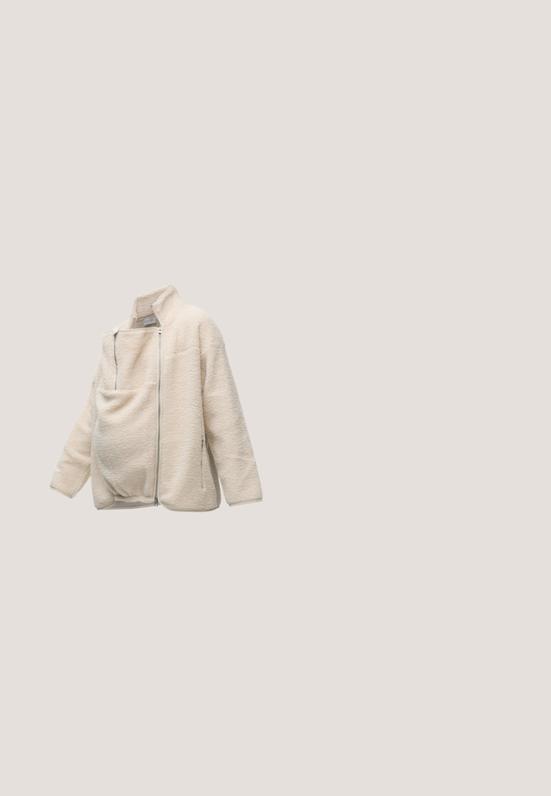 Fleecejack in crèmekleur met een zijrits en een extra voorzak, ontworpen voor comfort en warmte.; Donkergrijze geribbelde zwangerschapsjurk met kraag, lange mouwen, knoopsluiting aan de voorkant en een strikceintuur in de taille. Lange, aansluitende silhouet.; Zwarte leren enkelboot met elastische zijpanelen, ronde neus en een lage blokhak. Het oppervlak heeft een gladde textuur en minimale details.; Ronde, bruin getinte zonnebril met een glanzend bordeauxrood frame. Slanke pootjes met subtiele merkdetails. Vlakke lensontwerp.; Zwarte leren tote bag met een gestructureerd oppervlak, twee lange handvatten, open bovenkant en zonder zichtbare hardware of accenten. Eenvoudig en ruim ontwerp.; Zilveren oorbel met een gepolijste afwerking, met kleine gouden accentdetails en een ronde vorm, gedragen op de oorlel.