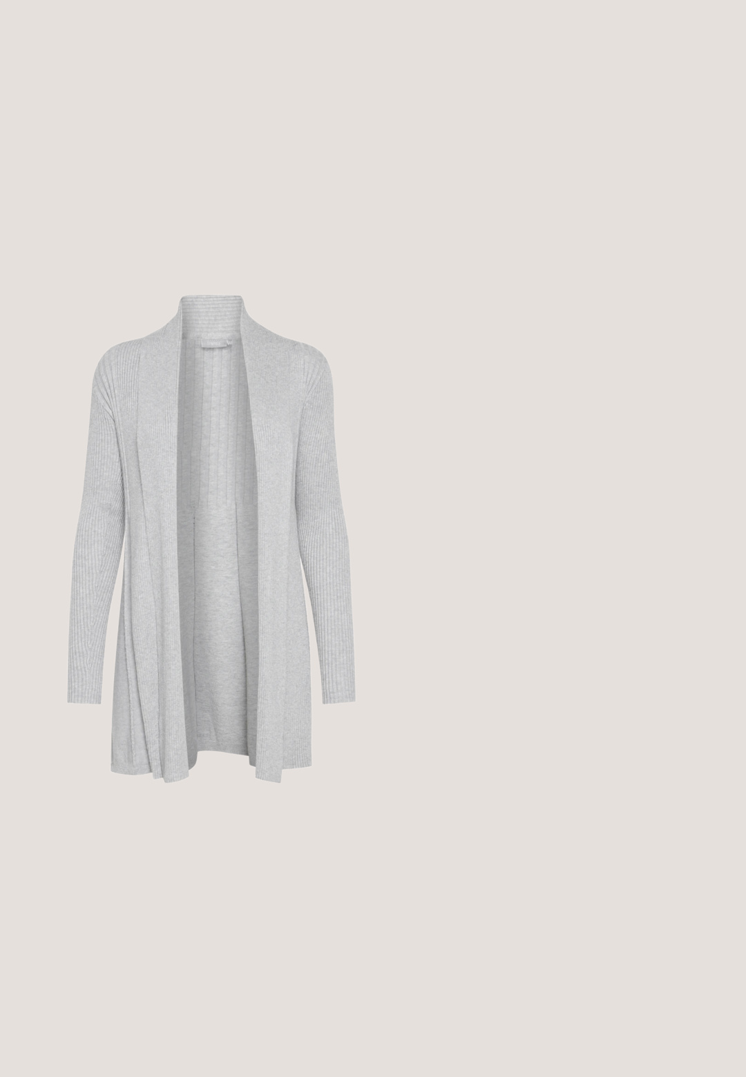 Grijze geribde cardigan met een open voorkant en lange mouwen. Gemaakt van zacht materiaal, met een gestructureerd ontwerp met verticale lijnen.; Effen wit katoenen T-shirt met korte mouwen, ronde hals en omgeslagen mouwzomen, getoond op een effen witte achtergrond.; Grijze katoen sweatpants met een relaxte pasvorm, een trekkoordtailleband en een wijde beenontwerp. Gladde textuur en klassieke effen kleur.; Donkergrijze suède enkellaars met een ronde teen, zachte voering en een rubberen zool met een gestructureerd profiel. Trekhing aan de achterkant.; Zwarte nylon schoudertas met een ritssluiting, twee voorste ritszakken en een verstelbare strap. Gladde textuur met een minimalistisch ontwerp.; Zilveren multi-layer ketting met gemengde kettingstijlen en een hart hanger met een toggle-sluiting. Glad oppervlak en gepolijste afwerking.