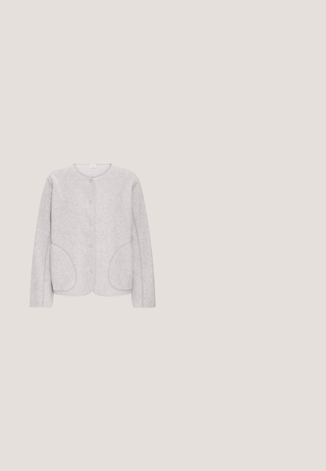Lysegrå fleececardigan med rund halsudskæring, seks knapper foran og to store sidelommer. Har ton-i-ton syninger og blød tekstur.; Marineblå og hvid stribet t-shirt lavet af økologisk bomuld, med rund halsudskæring og korte ærmer, samt en lige kant forneden.; Sorte brede bukser med cremefarvede vertikale striber, der har en glat tekstur, en taljebåndsdesignet og en foldet søm.; Sort læder loafers med flad sål, der har en dekorativ guldkædeaccent på overdelen. Glat tekstur med et slankt, strømlinet design.; Beige lædertaske med korsrem, frontlomme, justerbar rem og sølvfarvet metalspænde og lukning på hvid baggrund.; Guld blomstformede stud øreringe med teksturerede kronblade og en poleret finish, som har detaljerede bladmønstre og en sikker metalbaggrund.