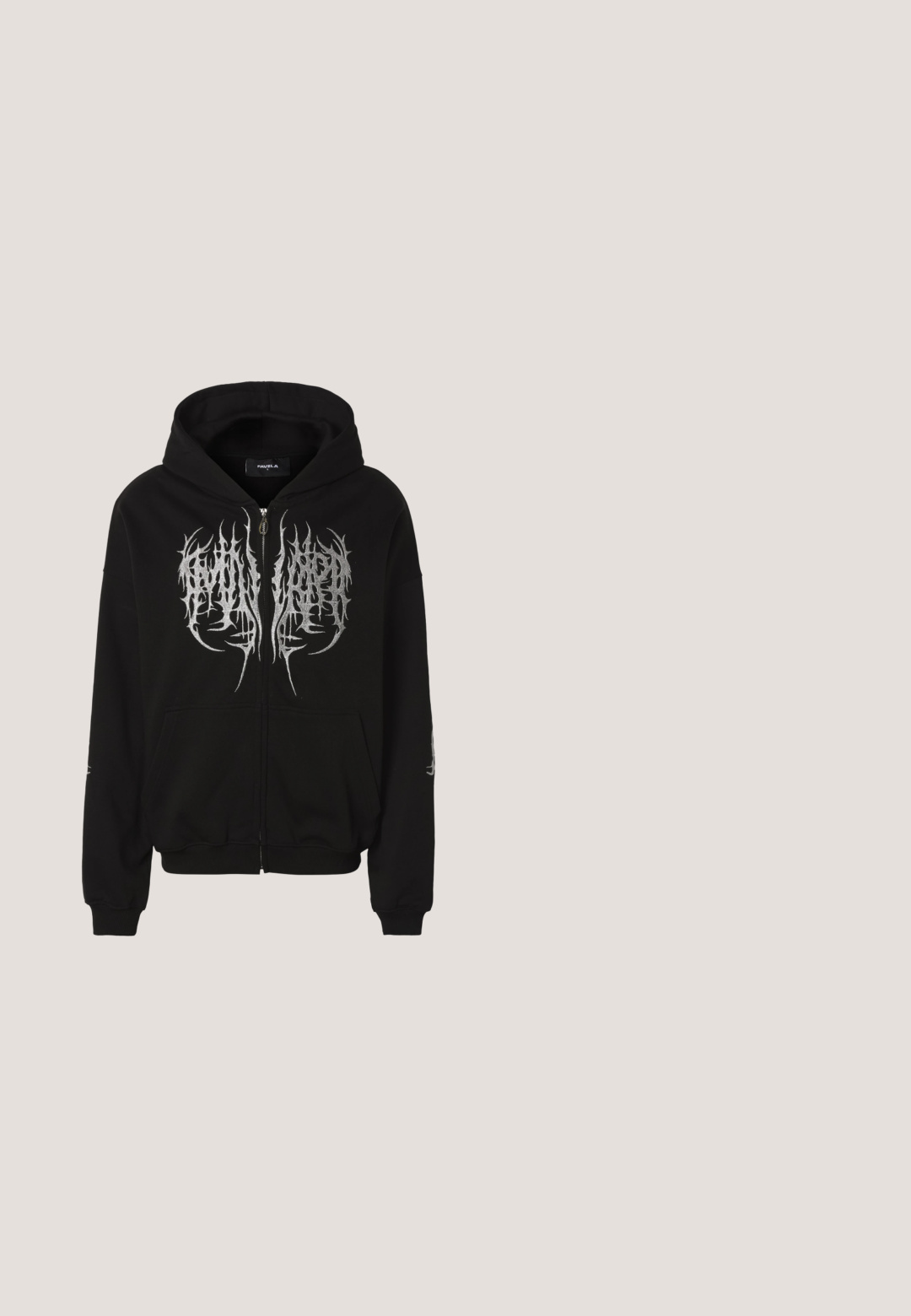 Zwarte hoodie met ritssluiting met grijze ingewikkelde abstracte patronen op de borst en bijpassende ontwerpen op de mouwen, met capuchon en voorzakken.; Zwarte tanktop van gladde stof, met een ronde halslijn en armsgaten, met een effen ontwerp en zonder zichtbare patronen of accenten.; Zwarte katoenen shorts met een elastische tailleband, recht model en zijzakken, met een gladde textuur en zonder patronen.; Zwarte suède instap sneakers met een gestructureerde zool, gevoerde middenzool en zwarte veters. Bevat een subtiele logo aan de zijkant en hak.; Zwarte G-Star rugzak met voorvak met rits, twee gespsluitingen, zijvakken van mesh en een draaghendel aan de bovenzijde.; Gouden metalen armband met aan elkaar gekoppelde ovale schakels, een karabijnsluiting en een glad, gepolijst oppervlak.