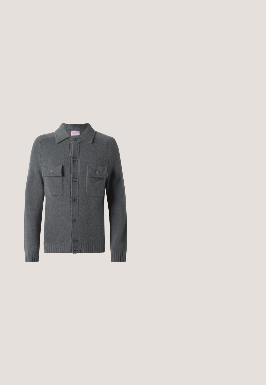Grå strikket cardigan med knaplukning foran, to brystlommer og krave. Ribbet afslutning ved ærmer og kant. Blød tekstur.; Grå bomulds T-shirt med korte ærmer og rund halsudskæring. Har en lomme på venstre bryst og et lille mærkelogo i orange på lommen.; Sorte formelle bukser med plisseringer, bæltestropper og knaplukning ved taljen, vist mod en ensfarvet lys baggrund.; Sort læderloafer med chunky gummisål, syet overdel og præget mærkenavn på hælen, vist i sideprofil på hvid baggrund.; Sort BOSS duffelbag med top-håndtag, forlommes lynlås, justerbar skulderrem og sølvfarvet hardware på hvid baggrund.; Sort læderbælte med en mat overflade, rektangulær metalspænde og en glat tekstur. Har et enkelt design uden synlige mønstre.