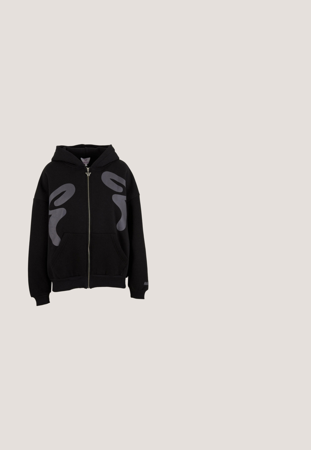 Sudadera con cremallera negra hecha de mezcla de algodón, con un gran gráfico gris en el frente, bolsillos tipo canguro y puños y dobladillo de punto.; Camiseta blanca de manga corta hecha de algodón, con cuello redondo, corte relajado y textura suave con detalles de costura mínimos.; Pantalones de pierna ancha negros con una cintura elástica. Presenta detalles decorativos de strass en la pierna izquierda. Textura de tela suave.; Zapatillas negras con una parte superior de cuero brillante, costuras blancas en contraste, suela de goma gruesa y collar acolchado. Presentan un diseño de cordones y acentos texturizados.; Bolso de mano de cuero desgastado en blanco y negro con correas adornadas con ojales, hebillas plateadas y la marca "Desigual" en el frente.; Delicado collar de cadena de plata con pequeñas cuentas redondas espaciadas uniformemente, asegurado con un cierre de langosta y extensión de cadena ajustable.