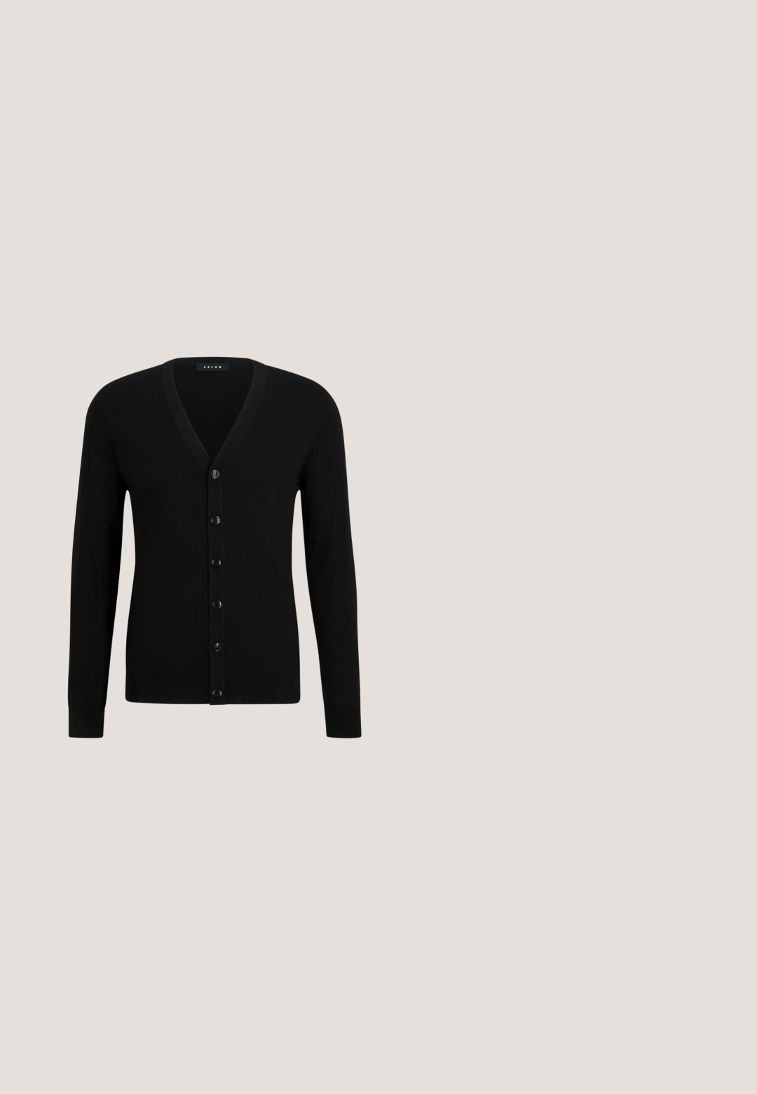 Schwarze V-Ausschnitt-Strickjacke aus weichem Material, mit einer sechs Knopf-Front, langen Ärmeln und gerippten Bündchen und Saum.; Schwarzes langärmliges Hemd mit Knopfverschluss und gemusterten Manschetten. Der Stoff hat eine glatte Textur und weist dezente Designelemente am Kragen auf.; Schwarze, maßgeschneiderte Hose mit Gürtelschlaufen, Kordelzug in der Taille, Seitentaschen und Bügelfalten vorn, flach auf weißem Hintergrund ausgebreitet.; Schwarzer Herrenslipper aus Leder mit niedrigem Absatz, abgerundeter Spitze und einem Riemen über dem Obermaterial, seitlich auf weißem Hintergrund gezeigt.; Schwarze, strukturierte Armtasche mit Reißverschluss, abnehmbarem Riemen und "Tommy Hilfiger"-Logo im unteren vorderen Bereich.; Schwarzer Ledergürtel mit strukturierter Oberfläche, ausgestattet mit einer silbernen Metalsschließe und mehreren Löchern für eine verstellbare Passform.
