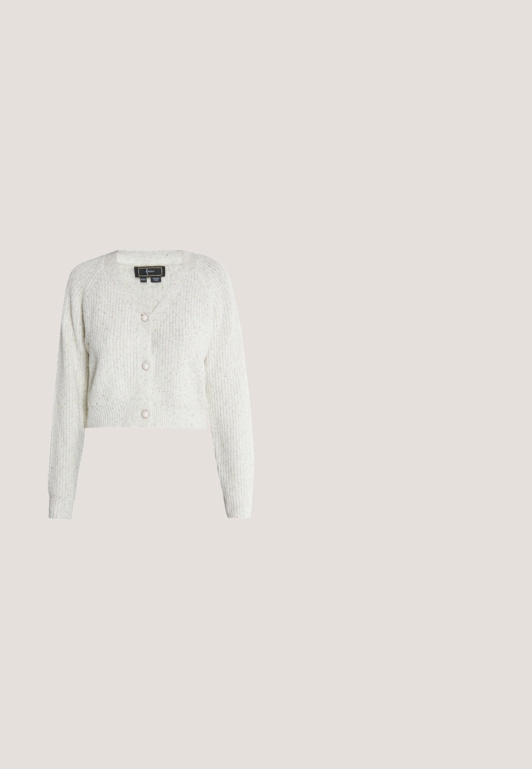 Beskaaret, lys grå cardigan med ribbet tekstur, der har tre perleknapper foran og lange ærmer.; Lyserød, lagdelt kjole med pufærmer, V-udskæring og intrikate blomsterbroderier. Lavet af et struktureret, let materiale. Lynlås bagpå.; Beige sandal med lav hæl, tynde stropper, åben tå og ankelrem med spænde på hvid baggrund.; Lyserød lædertaske med rundet klap, guldhardware med knaplukning og en tynd justerbar rem. Glat tekstur.; Guldfarvet halskæde med en hængelås vedhæng. Hængelåsen har et indgraveret hjerte og ordet "kærlighed." Kæden har et simpelt linksdesign.; Lyserødt elastisk hårbånd med en blød stofblomst med lagdelte kronblade i midten på en hvid baggrund.