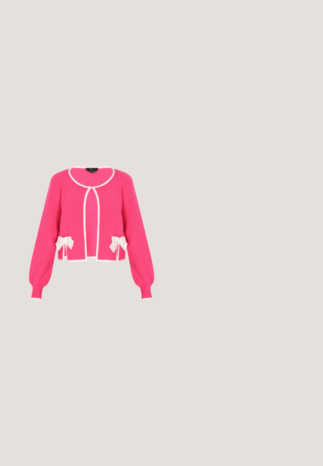Cardigan tricoté rose vif avec des finitions blanches et deux nœuds blancs à l'avant. Longueur courte avec des manches longues et bouffantes.; T-shirt noir avec un grand motif de nœud en damier stylisé rose et blanc au centre. Manches courtes, design col rond.; Pantalon de pyjama rose avec une taille élastique, décoré d'un motif de petits cœurs rouges répartis de manière uniforme. Design léger et ample.; Chaussures à talons rose satinées avec un bout pointu et un grand nœud sur le devant. Texture lisse et design à talon ouvert.; Sac à main en paillettes roses avec un design de papillon en strass, présentant une forme structurée et une seule poignée supérieure.; Objet brillant en forme de cœur rose avec une surface lisse, présenté sur un fond blanc uni.