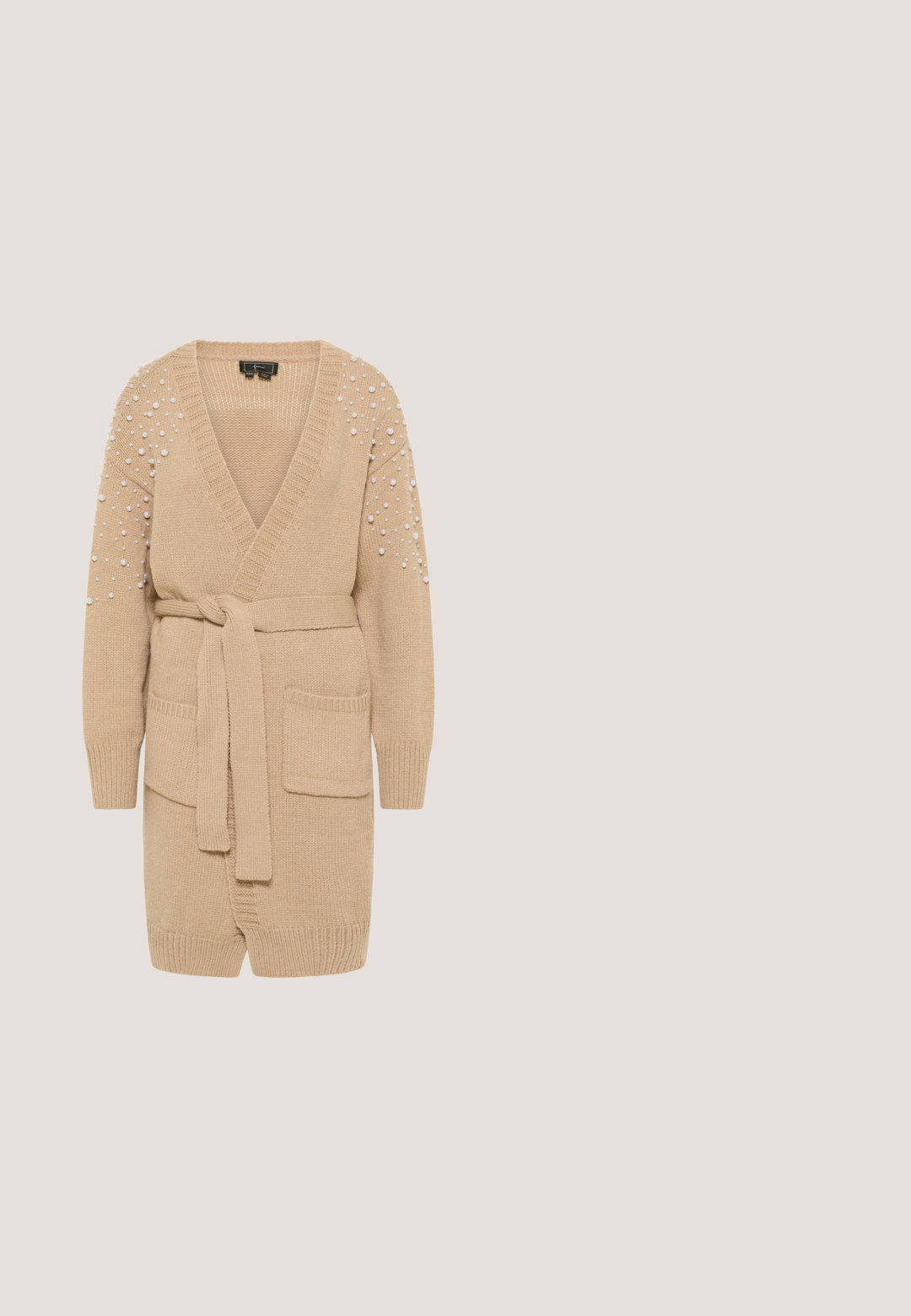 Beige neulejakku, jossa on V-pääntie, vyö, kaksi etutaskua ja helmiä koristeena olkapäillä. Pehmeä materiaali ja rento istuvuus.; Mustat maksimekot, joissa on laskostettu pinta. Ominaisuuksiin kuuluu syvä V-muotoilu ja ristikkäiset ohuet olkaimet. Sujuva silkinkaltainen kangas, jossa on virtaava muoto.; Kultaiset remmissandaalit korolla, joissa nilkkaremmi ja paksu punottu juuttipohja, sivulta valkoisella taustalla nähtynä.; Jimmy Choo Aurinkolasit - pale gold-coloured; Pieni beige-valkoinen käsilaukku geometrisellä kuviolla, kultaisella lukolla, pyöreällä kahvalla ja irrotettavalla ketjuhihnalla yksivärisellä taustalla.; Marchesa ROUND PEARL DROP - Korvakorut - gold-coloured