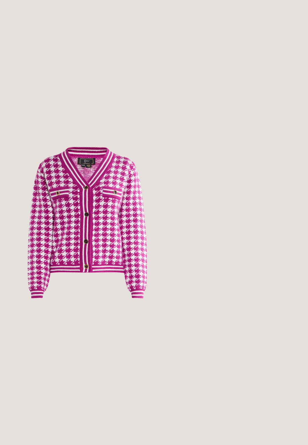 Rosa og hvidt houndstooth-mønstret cardigan med V-hals, knaplukning foran og to brystlommer. Har ribbede manchetter og kant.; Ærmeløs hvid striktop med bølget lyserød kant ved halsudskæring og kant, lyserød sløjfe foran i midten og teksten "OH APRIL" nær bunden af kanten.; Lyserøde og hvide ternede bukser med elastisk talje, cropped længde og en let bølget kant. Fremstillet af let ribbet stof.; Lyserød vævet slingback-kittyhæhæl med spids snude og firkantet spænde, med justerbar ankelsrem med guldfarvet spænde.; Bucket taske med en pink læderbund og -håndtag. Kropen har et pink houndstooth mønster med snorelukning og guldfarvede metaldele.; Lyserød glimmer hårklemme med scalloped design, pyntet med små rhinsten og en struktureret grip indvendig.