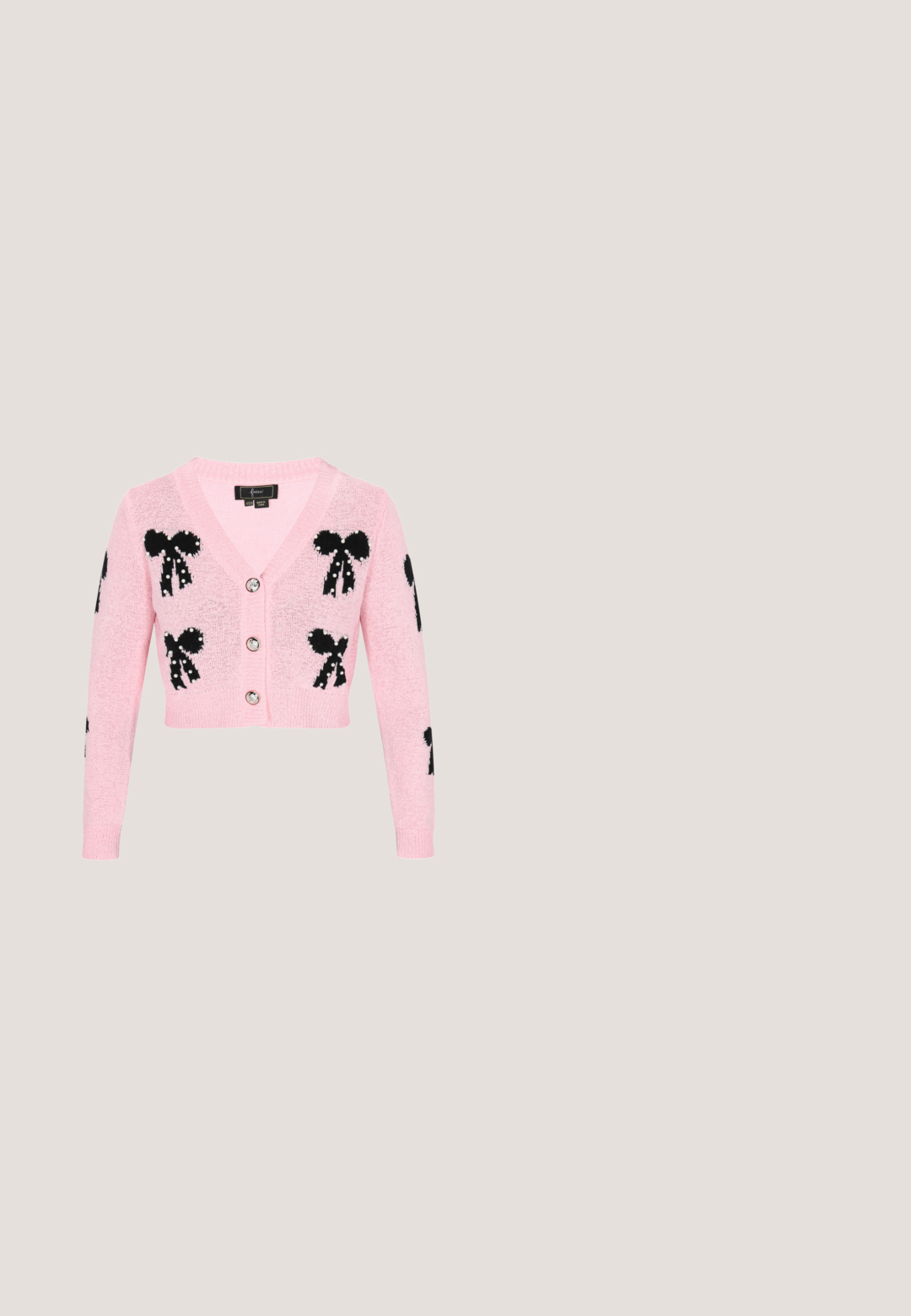 Lyserød cropped cardigan med sorte sløjfemønstre, der har en v-udskæring, tre dekorative knapper og struktureret strikket stof.; Hvid langærmet bluse med en flæset krave, glat tekstur og elastiske manchetter. Enkel, ren design der egner sig til forskellige anledninger.; Plisseret lilla nederdel med elastisk talje, lavet af glat stof, med vertikale folder og en kort længde.; Lyserøde læder højhælede sko med spidse tæer, blonder langs åbningen og en bred ankelrem med en metallisk spænde.; Rund, lyserød lædertaske med præget tekst og hjerte-design, der har en aftagelig skulderrem og en glat overflade.; Perlekæde med runde, hvide perler strenget sammen, med en guld lobsterlås. Den glatte tekstur og ensartede form fremhæver dets elegante design.