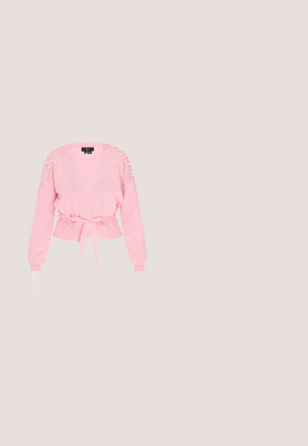 Roze cardigan met een strik taille, lange mouwen en parelaccenten op de schouders. Gemaakt van een zachte brei materiale, met een soepel vallende pasvorm.; Korte halterjurk van lichtbeige stof, met verticale ribbeltextuur en vetersluiting langs de zoom. Uitlopende rokontwerp.; Zwart leren slingback-schoen met spits toelopende neus, lage hak en gespversiering met strasssteentjes. Gladde textuur, minimalistisch ontwerp.; Zwarte rechthoekige zonnebril met donkere glazen en een gouden "TH"-logo op de pootjes, afgebeeld op een effen lichte achtergrond.; Beige Love Moschino handtas met een bovenhandvat, een afneembare riem, goudkleurige hardware en een hartvormig logo aan de voorkant.; Goudkleurige kettingtassel oorbellen met onderling verbonden ovale schakel en meerdere hangende curbkettingen op een lichte achtergrond.