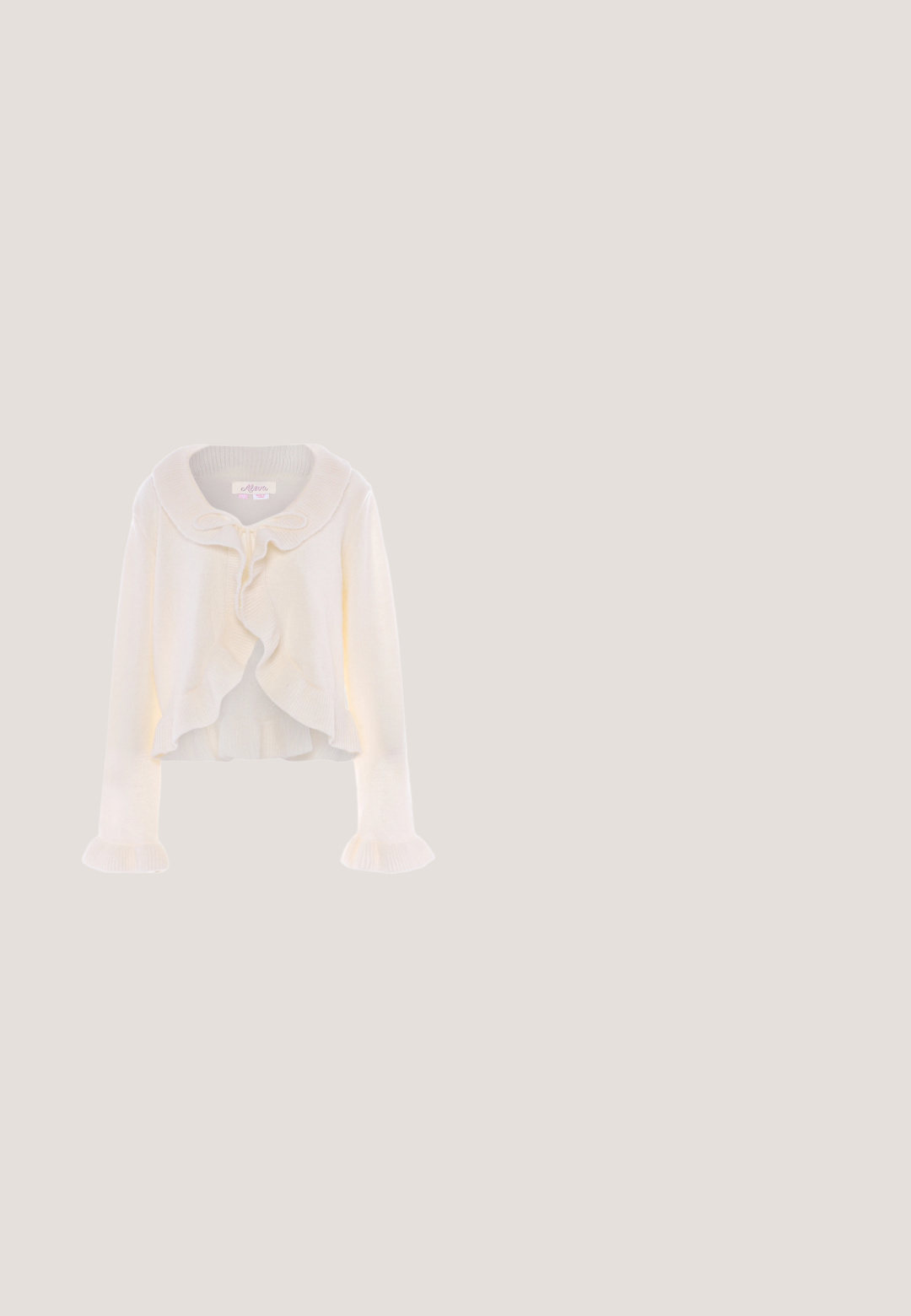 Hvid cropped cardigan lavet af blødt strikstof, med en volangkrave, frontknaplukning og volangmanchetter.; Lyserød floral-printet kjole med flæser langs udskæringen og skørtet. Flydende stof, V-hals-design og en tætsiddende silhuet med lagdelte detaljer.; Mintgrøn slingback-sko med to spænde og en lav blokhæl, præsenteret på en hvid baggrund.; Rund, lyserød lædertaske med præget tekst og hjerte-design, der har en aftagelig skulderrem og en glat overflade.; Dalle Piane Cashmere Handsker - panna; Hvid stof scrunchie med pink blomster og grønne blade mønster på en lys baggrund.
