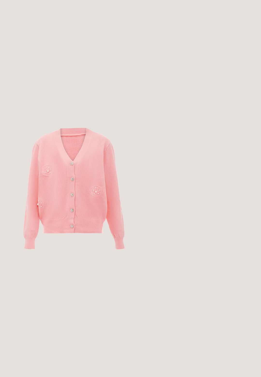 Vaaleanpunainen neulottu neuletakki, jossa on V-kaulus, pitkät hihat ja koristeelliset napit, joissa on helmikoristeet edessä. Rakennepinta ja rento istuvuus.; Seamless Basic DAZE - Toppi - pink off white; Denim leveled leg-housut, joissa on joustava vyötärö, naru sulkemiseen ja hopeiset yksityiskohdat. Syvä sininen väri ja ommeltu helma.; Valkoinen nahkainen tennari, jossa pyöreä kärki, teksturoitu yläosa, kuuden reikäkierteen nyöritys ja punainen logoväritys kannassa.; Vaaleanpunainen, kiiltävä käsilaukku, jossa on veistoksellinen muotoilu. Siinä on kultaketjuolkaimet ja tyylitelty avaaminen, joka herättää modernin estetiikan.; Valkoista helminauhaa, jossa on keskellä suurempi helmi, kultasävytetty hakaskiinnitys ja säädettävä pituus. Silkin sileä, kiiltävä pinta.