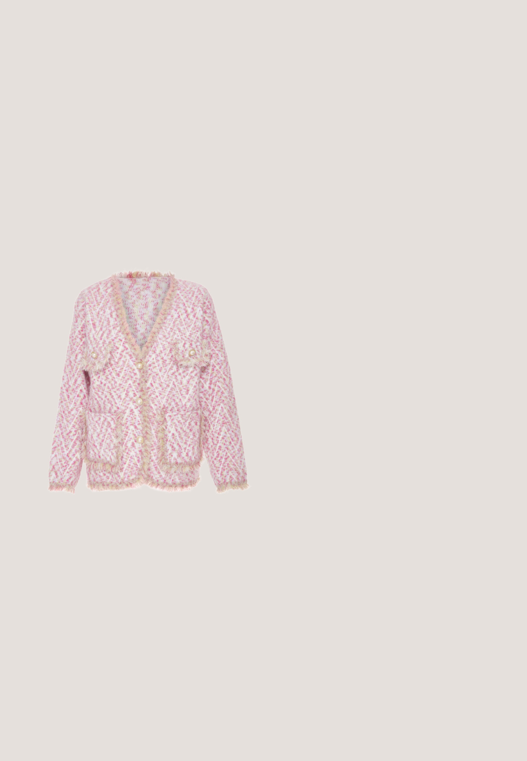 Roze textuur-cardigan met diamantpatroon, fluffy randen, twee zakken en parelknopen. Zacht materiaal met een gezellige uitstraling.; Roze blouse met lange, uitlopende mouwen en een V-hals. Gemaakt van lichtgewicht stof met een gladde textuur en een ontspannen pasvorm.; Wijde broek met verticale pastelkleurige strepen in roze, lichtblauw, beige en rood, voorzien van een elastische tailleband en een textuurstof.; Roze lederen damesschoen met lage hak, puntige neus en geometrische blokhak op witte achtergrond.; Roze geweven handtas met een ronde handgreep en een voorvak met rits. Gemaakt van textuurmateriaal, met een compact ontwerp voor gemakkelijke draagbaarheid.; Gouden ketting met een ronde roze donutvormige hanger en een klein rond bedeltje nabij de sluiting op een witte achtergrond.