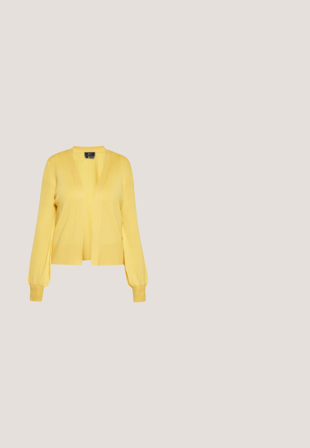 Geel geribde cardigan met lange mouwen, open voorkant en een relaxte pasvorm. Gemaakt van zacht materiaal, met een subtiele textuur en zonder sluitingen.; Lichtgele mouwloze top met een textuurpatroon, aansluitend design en een strikdetail aan de achterkant van de nek.; Broek met wijde pijpen in bleekgeel met elastische tailleband en een subtiel gestructureerd patroon in de stof.; Gele suède open-toe mule sandaal met gekruiste bandjes en een middelhoog taps toelopend hakje, zijaanzicht op een witte achtergrond.; Geel gehaakte handtas met een ronde hengsel, voorzien van een textuur van kleine, glanzende bolvormige kralen die in een rasterpatroon zijn gerangschikt.; Gele oorbellen in de vorm van een bloem met een textuur afwerking, bestaande uit kleine kralen in een cirkelvormig ontwerp met een metalen ringaccent.