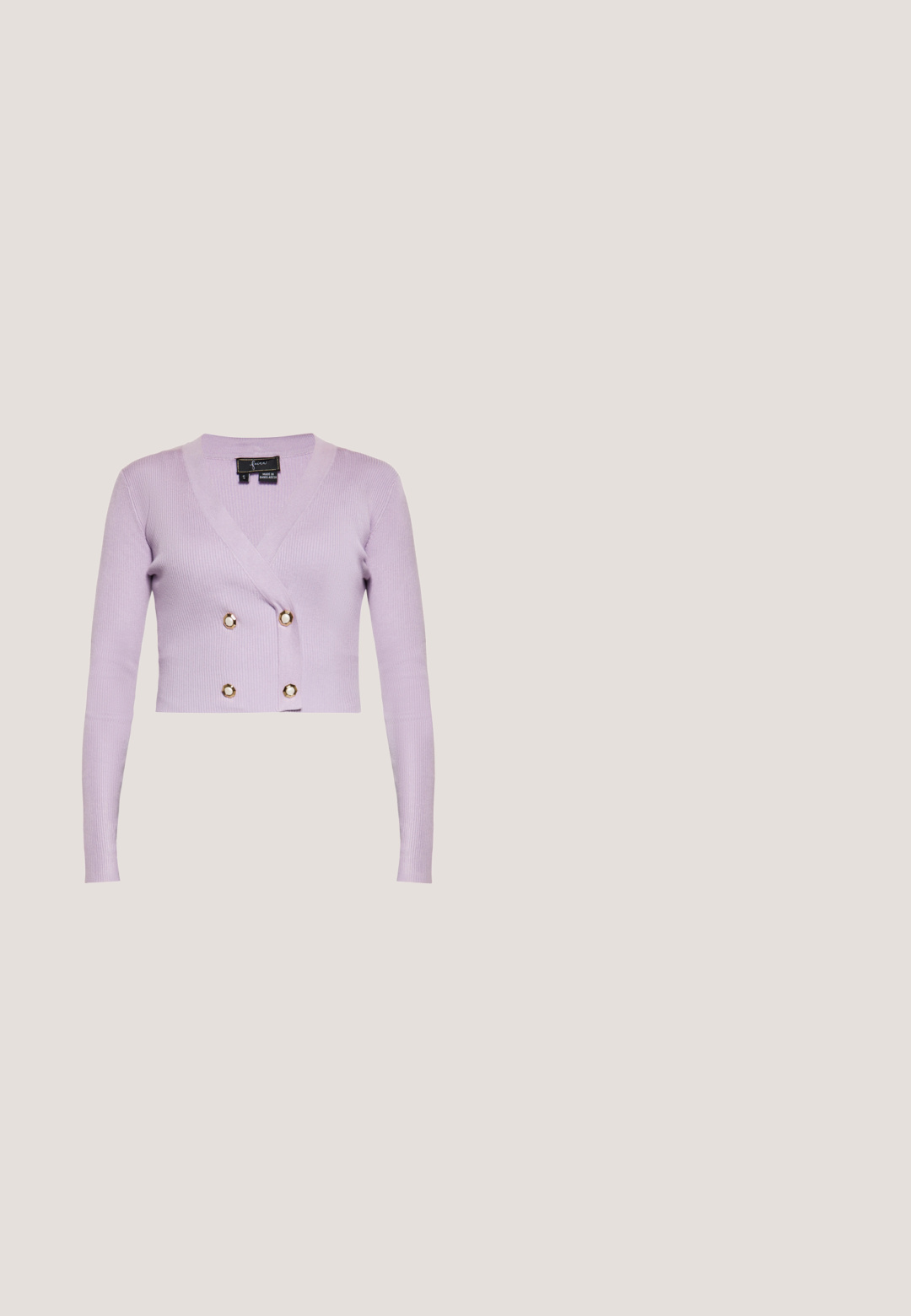 Lilla ribbet cropped cardigan med lange ærmer, V-hals og fire dekorative guldknapper foran.; Hvid blonde bralette med en struktureret design, justerbare stropper, blomster mønstre og en bølget kant langs udskæringen og kanten.; Rosa plisseret midi-nederdel med et lag af blonder under og en rynket talje, vist på en hvid baggrund.; Sølv balletflade med metallisk finish, rund tå, sløjfeaccent foran og en lav hæl for ekstra komfort.; Translucent lila skjoldformet clutch med en guldtonet ramme og et perlebead håndtag. Har ribbet tekstur og lås.; Hårsløjfe af cremefarvet stof med en lille sølvfarvet kronevedhæng ved knuden, vist på en lysegrå baggrund.