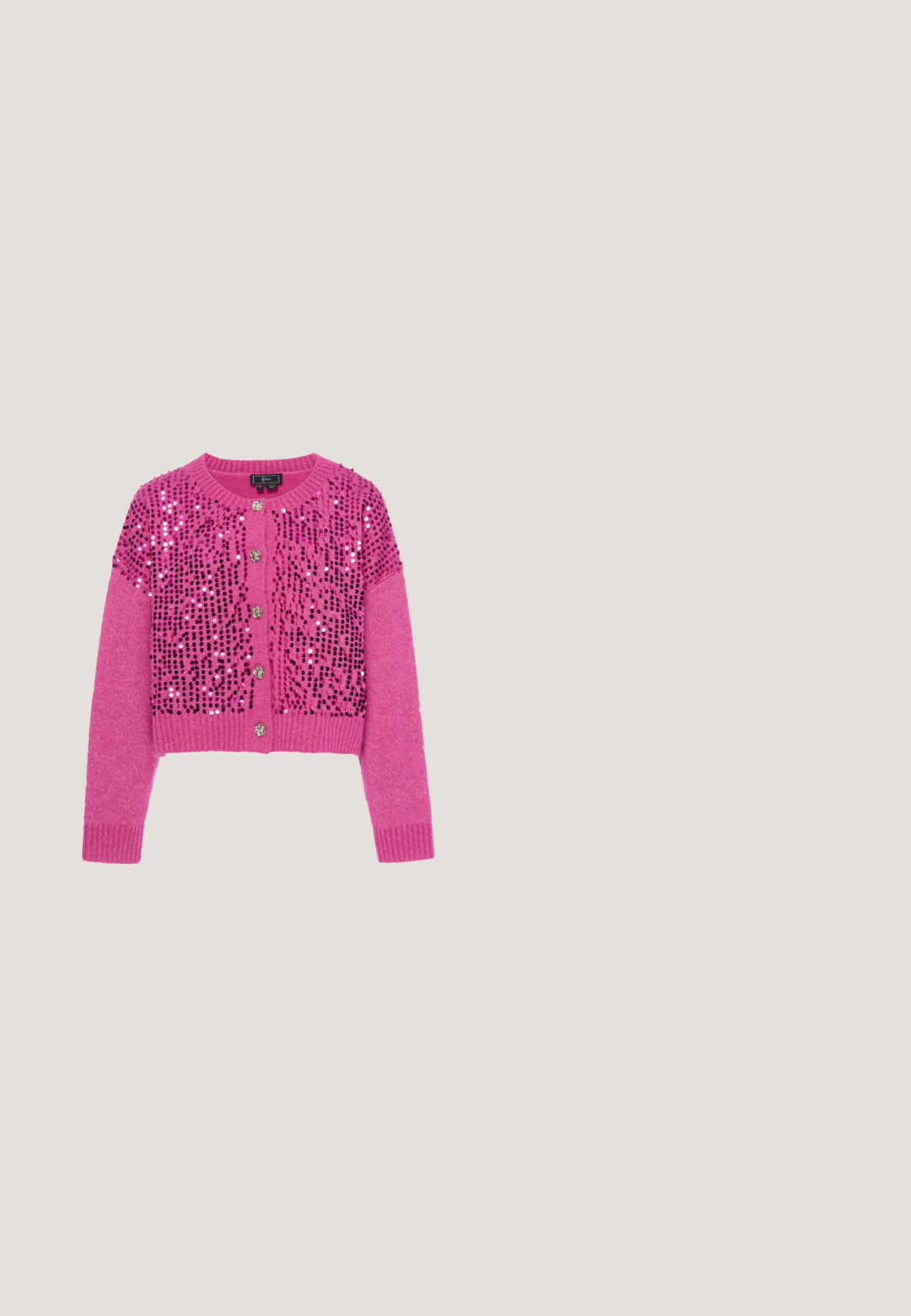 Pink gestrickter Langarm-Cardigan mit silbernen Knöpfen und glänzenden pinken Pailletten, die Vorderseite und Schultern bedecken.; Rosenrotes Satin-Kleid mit langen Puffärmeln, gerafften Schichten und elastischen Akzenten. Verfügt über einen runden Ausschnitt und einen Reißverschluss auf der Rückseite.; Glänzender rosa Slingback-Pumps mit spitzer Kappe und mittelhohem Blockabsatz auf weißem Hintergrund.; Pinkfarbene Ombre-Sonnenbrille mit transparentem Rahmen, verziert mit klaren und pinkfarbenen Strasssteinen entlang der oberen Kante und metallischen Akzenten an den Bügeln.; Rosa Handtasche mit glatter Textur, versehen mit einem silbernen, herzförmigen Schleifenakzent und einer strukturierten rechteckigen Form. Ausziehbarer Griff.; Zarte Halskette mit durchsichtigen rosa Perlen und größeren tropfenförmigen rosa Edelsteinen, die entlang der Kette auf weißem Hintergrund verteilt sind.