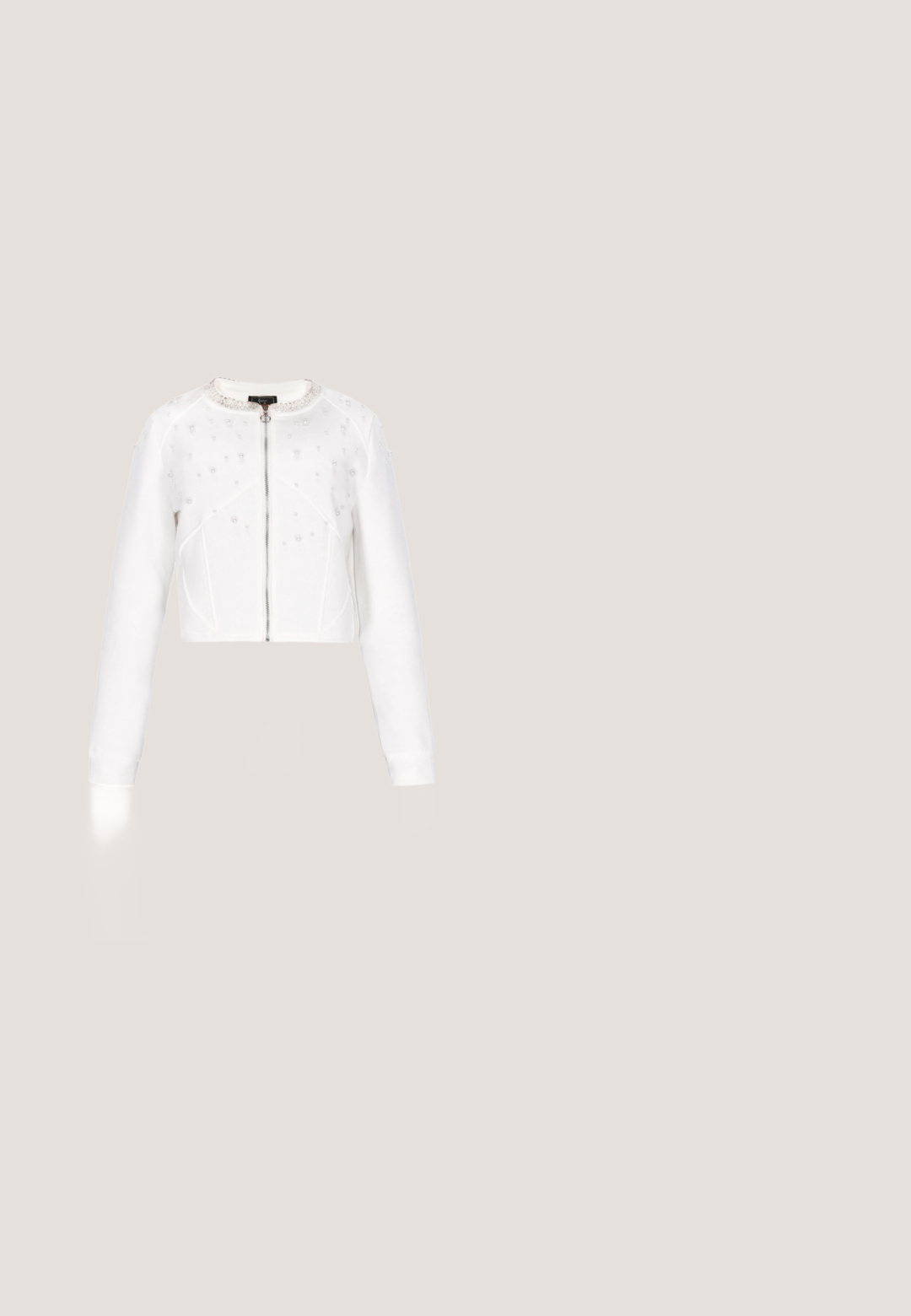 Witte cropped jas met lange mouwen; voorzien van een ritssluiting en decoratieve parelversieringen op het lijfje. Gladde textuur, aansluitend ontwerp.; Witte satijnen avondjurk met halternek, draperende halslijn en een aansluitende silouet die tot op de vloer valt met een geplooid detail.; Zwarte hoge hak met spits toelopende neus en slingback, rustend op een glanzend, metalen zilver geknoopt oppervlak.; Grijze achthoekige zonnebril met een metalen gouden frame, versierde armen met rhinestones en donkere lenzen.; Kleine beige handtas met plooien, voorzien van een geknoopt handvat en drie ronde kralenarmbanden die rond het midden zijn gewikkeld.; Zilveren ketting met cirkelvormige hangers met complexe ontwerpen en heldere kristallen, beveiligd met een kreeftsluitingen en een verstelbare ketting.