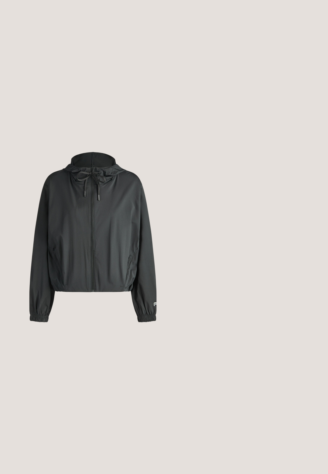 Veste légère noire à capuche avec fermeture éclair frontale, capuche avec cordon de serrage, poignets élastiques et logo discret sur la manche gauche.; Soutien-gorge de sport noir avec un tissu texturé, un col rond et un design à plusieurs bretelles au dos pour un soutien et un style supplémentaires.; Leggings noirs taille haute, fabriqués à partir d'un tissu extensible, présentant une texture lisse et un design ajusté sans coutures ni motifs visibles.; Chaussures noires à enfiler avec un dessus en tricot texturé et une ouverture élastique. Forme de bout arrondi et semelle rembourrée à profil bas, portées avec un ourlet en denim.; Sac de sport noir avec poche zippée à l'avant et texte de marque "Cardio Bunny" sur le corps et les poignées.; Bague en platine avec un anneau fin, agrémentée d'une rangée de diamants blancs taillés en rond, espacés uniformément le long du bord extérieur.