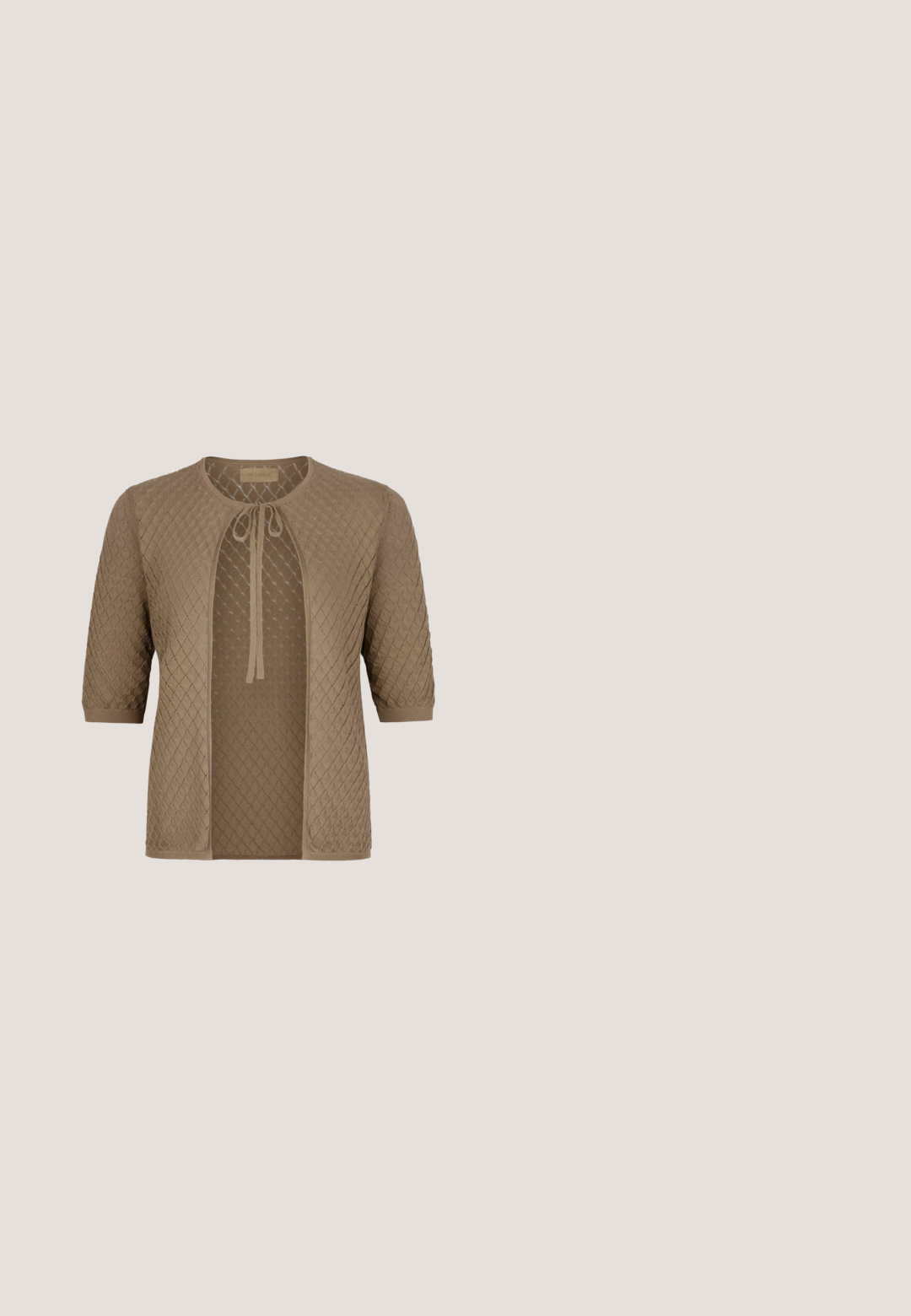 Cardigan à manches courtes marron clair avec motif en losange et fermeture nouée à l'avant.; T-shirt à manches courtes gris clair avec col en V, en tissu doux et texturé, muni d'une étiquette de marque visible à l'intérieur du col.; Pantalons larges crème avec taille élastique et cordon de serrage. Texture lisse, mi-genoux, avec une coupe ample et sans motifs visibles.; Sandale plate beige à enfiler avec une large bride en daim présentant un design découpé et une semelle intérieure rembourrée, logo Calvin Klein sur la semelle intérieure.; Wojas Sac bandoulière - beżowy; Elli CHOKER COINS - Collier - bicolor