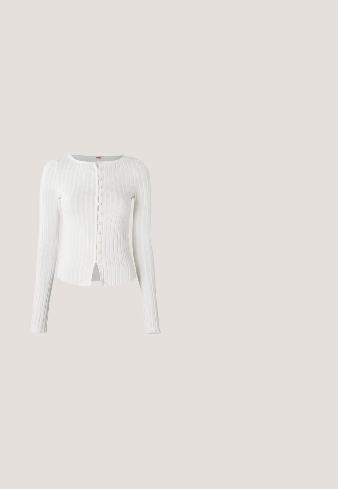 Weißer gerippter Langarm-Cardigan mit rundem Ausschnitt und zehn Knöpfen vorne, leicht tailliert mit einem kleinen Schlitz vorne am Saum.; Braunes ärmelloses geripptes Tanktop mit Rundhalsausschnitt, mit dem Etikett Marc O'Polo Denim, flach auf weißem Hintergrund ausgelegt.; Hellblaue Jeans mit weitem Bein, vorderen Falten, hoher Taille, Knopfverschluss und Seitentaschen vor weißem Hintergrund.; Brauner flacher Mary-Jane-Schuh mit goldfarbenen dekorativen Nieten und Schnalle, der auf einem strukturierten blauen Teppich liegt, im Hintergrund ein graues Sofa.; Braune Wildleder-Handtasche mit doppelten oberen Griffen, verstellbaren Riemen, goldfarbenem Reißverschluss und kleinem goldfarbenem Logo in der vorderen Mitte.; Dunkelbrauner Lederarmband mit einer breiten goldenen quadratischen Schnalle, flach auf einer weißen Oberfläche gewickelt.