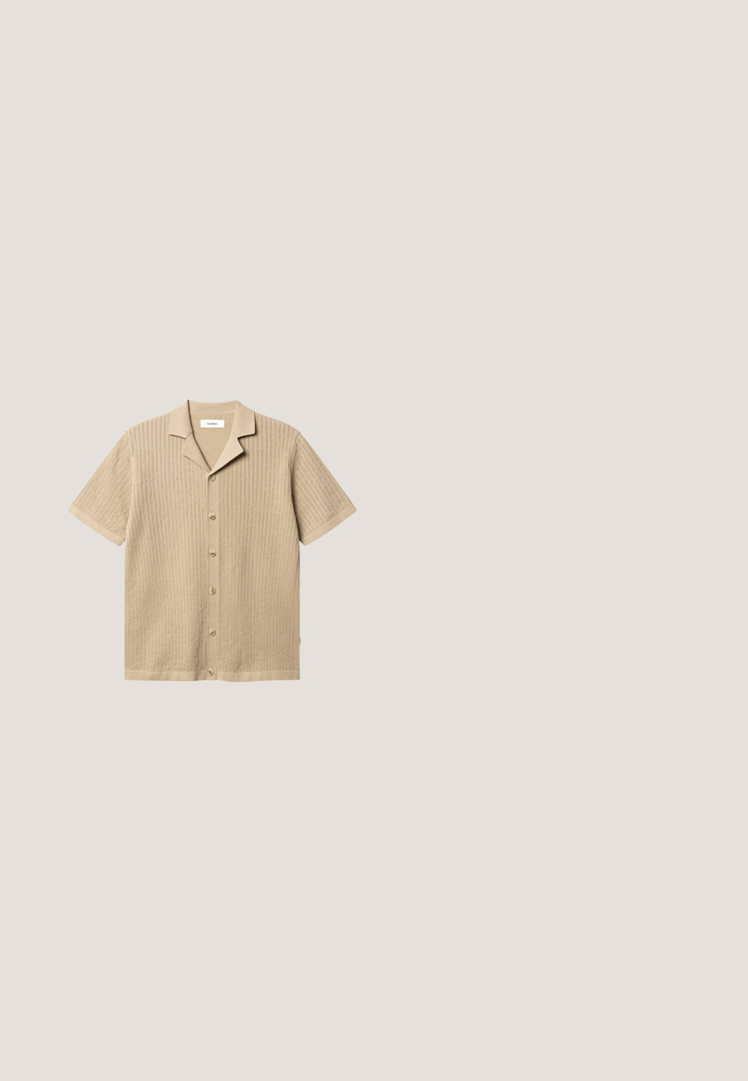 Chemise beige à manches courtes avec des boutons, motif tricoté texturé et col cranté, présentée sur un fond blanc.; Veste-chemise boutonnée vert olive foncé avec deux poches à rabat à l'avant et un col classique.; Shorts en lin beige avec une taille à cordon, des poches latérales et une finition texturée. Présente une coupe décontractée et droite.; Sandale en cuir marron avec deux sangles réglables, semelle en liège et semelle en caoutchouc noir texturé. Présente des boucles de couleur argent.; Lunettes de soleil rondes à motif écaille de tortue avec des verres teintés marron reposant sur une surface blanche.; Sac bandoulière marron avec sangle en tissu marron foncé réglable et détails en cuir, fermeture éclair et logo ALDO à l'avant.