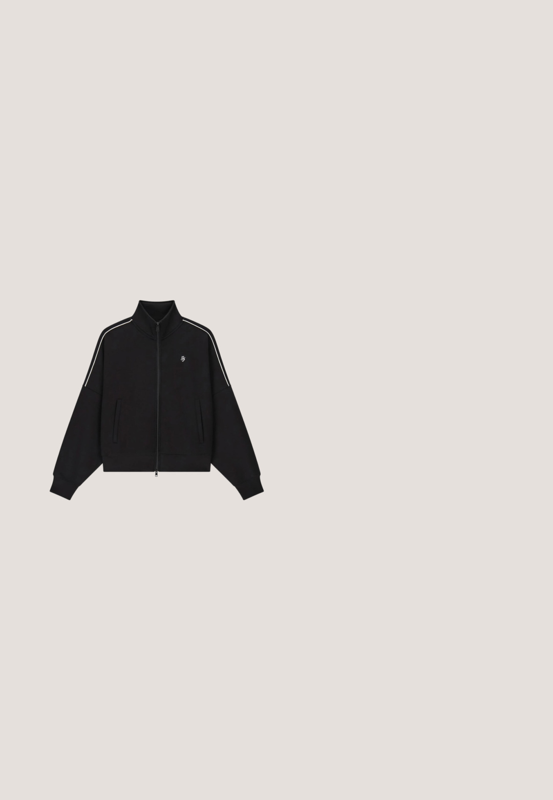 Veste noire zippée en tissu doux, avec un col montant, deux poches avant et des bandes blanches sur les côtés des épaules.; T-shirt noir à manches courtes en coton avec un motif graphique affichant "GUESS CALIFORNIA" et "LA" en blanc avec des accents d'étoiles.; Pantalons de jogging noirs en tissu doux, avec une taille élastique et un cordon de serrage, des chevilles resserrées et des poches latérales zippées avec détail de logo.; Bottine noire matelassée imperméable avec un col en fausse fourrure, semelle en caoutchouc et détails en dentelle. Présente une plaque de logo sur le côté.; Sac d'épaule noir texturé avec une forme arrondie, fermeture éclair dorée, logo triangulaire et porte-clés doré attaché sur un côté.; Collier en chaîne argentée avec un pendentif en forme de cœur décoré de petits cristaux et une fermeture à mousqueton.