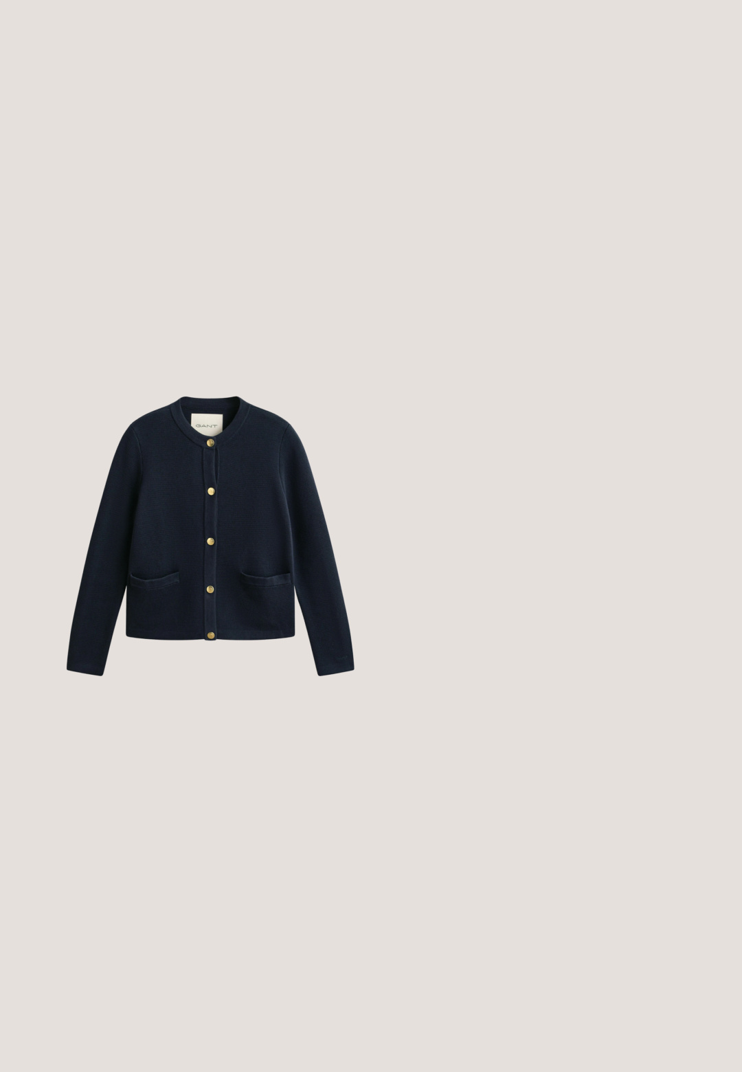 Marineblauer langärmeliger Cardigan mit rundem Ausschnitt, sechs goldenen Knöpfen vorne und zwei vorderen Taschen.; Gestreiftes langärmeliges Oberteil in Braun und Creme mit einem Bootsausschnitt und Logodetail, gefertigt aus weichem Stoff mit einer glatten Textur.; Beige Satin-Glitzerhose mit glatter Textur, ausgestattet mit einem Reißverschluss vorne und einem einzelnen Knopfverschluss. Zwei Seitentaschen und Faltendetails.; Beige Wildleder-Sneaker mit einem roten Absatzakzent, weißen Streifen und einer strukturierten hellbraunen Gummisohle. Verfügt über Schnürsenkel und ein glattes Innenfutter.; Marineblaue Tragetasche mit braunen Ledergriffen und kleinem goldenen Logoemblem, das unter dem Reißverschluss auf weißem Hintergrund zentriert ist.; Goldkette mit einem runden Anhänger, der einen klaren Edelstein und eine größere offene Schlaufe darunter zeigt, befestigt mit einem zarten Verschluss.