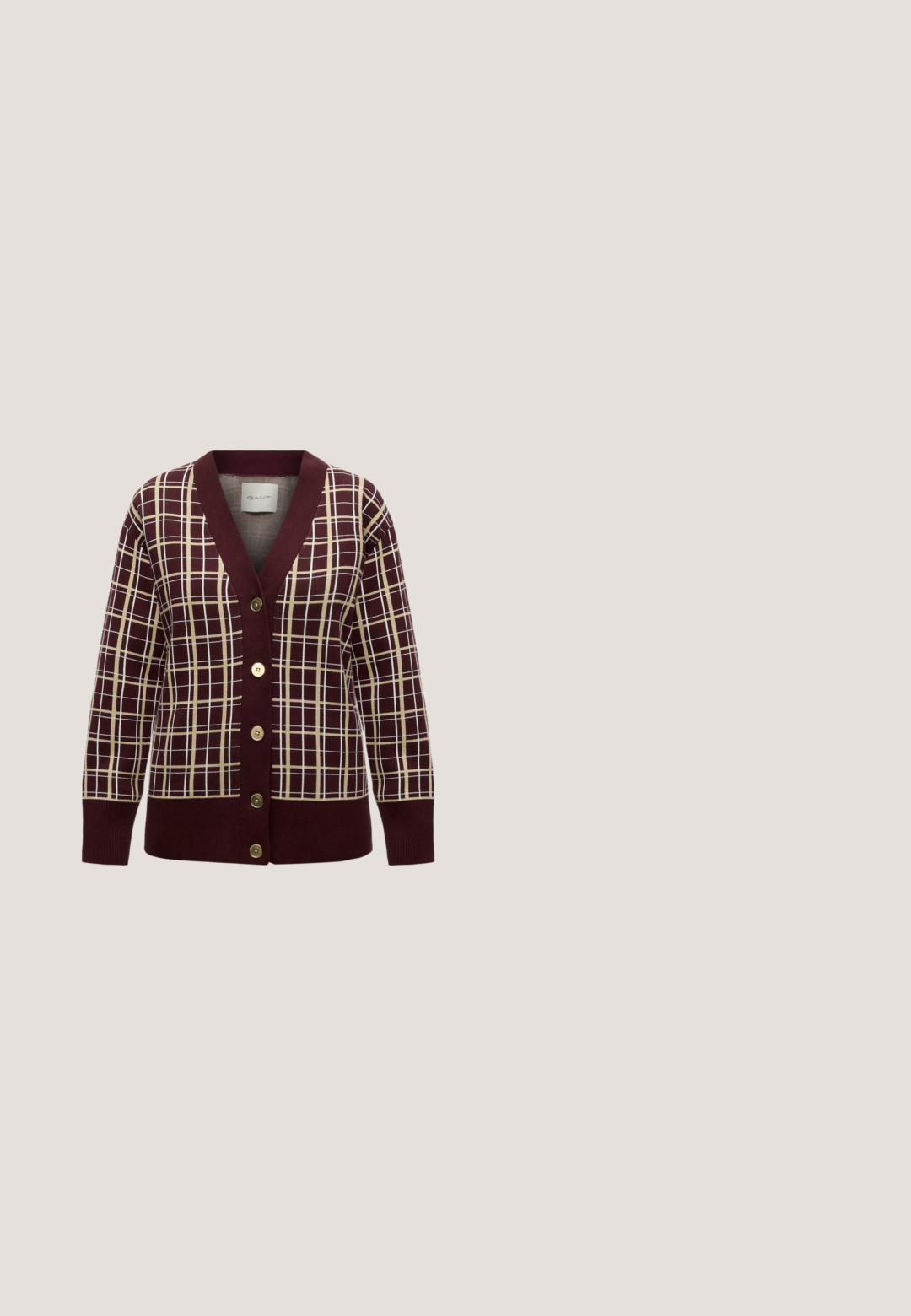 Bordeaux cardigan med beige og hvid ternet mønster, knaplukning foran, ribbet manchetter og kant samt V-udskæring.; Cremefarvet sweater med korte pufærmer, fin strikket tekstur og perle-lignende udsmykninger i hele. Rund halsudskæring, afslappet design.; Sorte denim jeans med en straight leg-design, fem lommer, frontlukning med knap og subtil struktur. Ingen synlige mønstre eller accenter.; Brune suedine sandaler med dobbelte spænder, dekorative nitter, flad sål og minimalistisk design; lukket hæl og åben tå for nem påtagning.; Lille brun læderhåndtaske med to håndtag, guldlås og aftagelig skulderrem på hvid baggrund.; Par skinnende gyldne tykke hoop-øreringe med metalstifter på en lys grå baggrund.