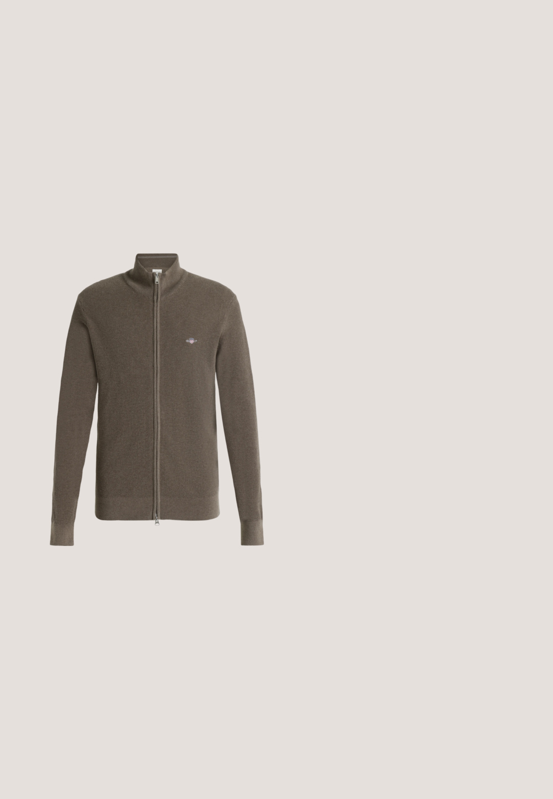 Brun strikket cardigan med langærmer, lynlås, ståkrave og lille broderet logo på venstre bryst.; Button-up skjorte i lys beige med tynde lodrette striber, lange ærmer, krave og en enkelt brystlomme. Blødt stof med en glat tekstur.; Brune, lette, smalle bukser med elastisk linning og snørre. Glat tekstur og minimalistisk design, velegnet til afslappet brug.; Brune ruskinds loafers med lav profil og rund tå. Har en dekorativ rem over det øverste, flad gummisål og ingen synlig syning.; Mørkebrun lædertaske med flaplukning og justerbar stofrem på hvid baggrund.; Mørkebrun læderbælte med sølvfarvet rektangulær spænde, pænt snoet på en ensfarvet hvid baggrund.