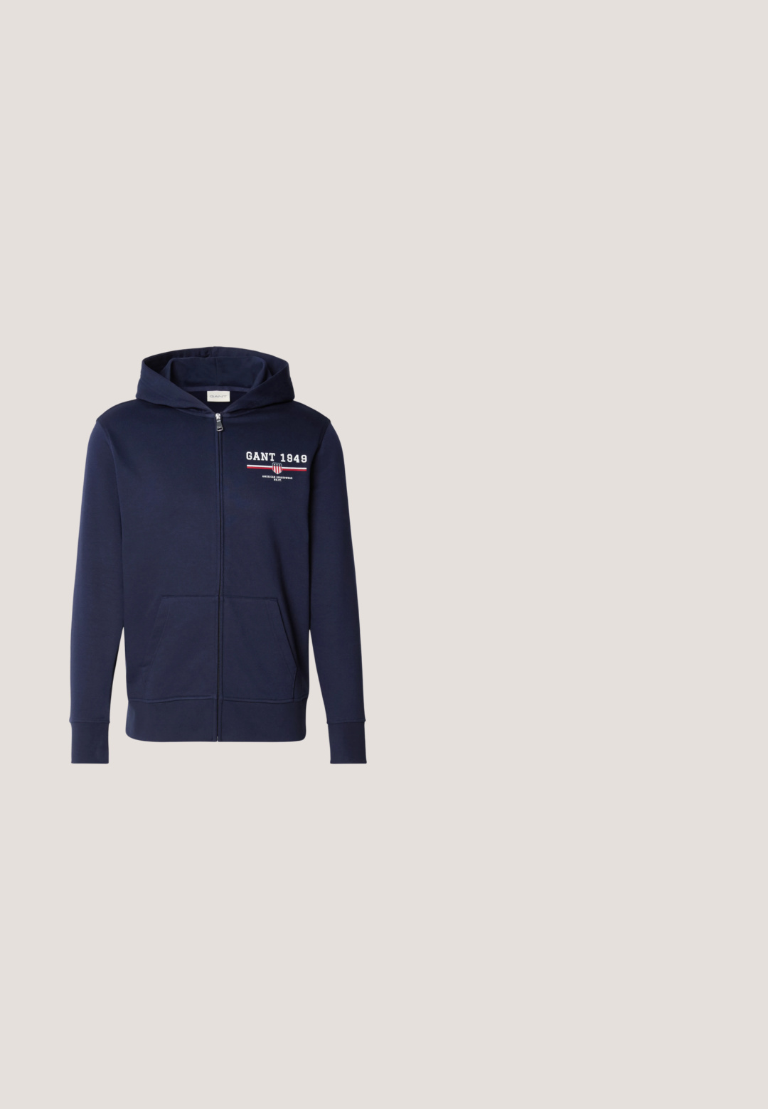 Navyblauwe rits hoodie van zacht weefsel, met een logo "GANT 1949" in het wit en rood. Inclusief voorzakken en een capuchon met trekkoord.; Witte katoenen T-shirt met een ronde hals, korte mouwen en een klein geborduurd logo op de borst. Zachte structuur, eenvoudig ontwerp.; Lichtblauwe spijkerbroek met een rechte pijp, vijf zakken en een gulp met twee knopen. Heeft minimale verkleuring en contrasterende naden.; Witte leren sneaker met beige accenten, platte rubberen zool, ronde neus en contrasterend logo aan de zijkant en achterkant. Vetersluiting.; Bruine rechthoekige zonnebril met donker groene lenzen. Heeft geblokte zwarte pootjes en metallic accenten aan de zijkanten. Lichtgewicht plastic frame.; Blauwe canvas tas met voorvak en rode "O.N.S" borduring, voorzien van dubbele handvatten en een verstelbare schouderriem.
