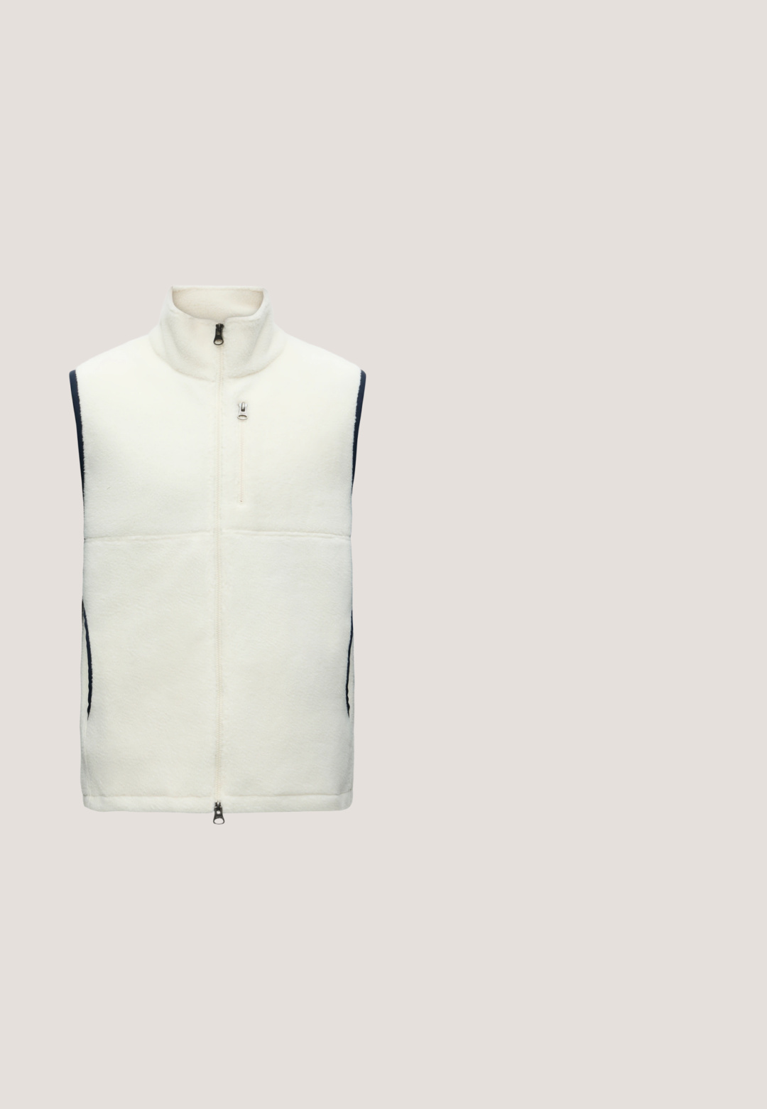 Witte mouwloze fleecevest met rits aan de voorkant, borstzakje met rits en donkere biezen langs de armsgaten en zijzakken.; Lichtblauwe polo met een zachte textuur, korte mouwen en een klassieke kraag. Bevat een klein logopatch op de linker borst.; Zwarte joggingbroek gemaakt van zachte stof met een elastische tailleband en trekkoord. Heeft taps toelopende pijpen met ribbenboorden.; Zwarte lage sneaker met witte zool, veters aan de voorkant, trekbandje aan de hiel, en subtiel "AX" patroon op het zijpaneel.; Zwarte metal zonnebril met grijze lenzen. Octagonale vorm, dunne pootjes, logo aan één kant en transparante neuspads voor comfort.; Grijze vilten schoudertas met een voorzak met rits, zwart logo en verstelbare schouderband. Beschikt over een gestructureerde rechthoekige vorm en gladde metallic hardware.